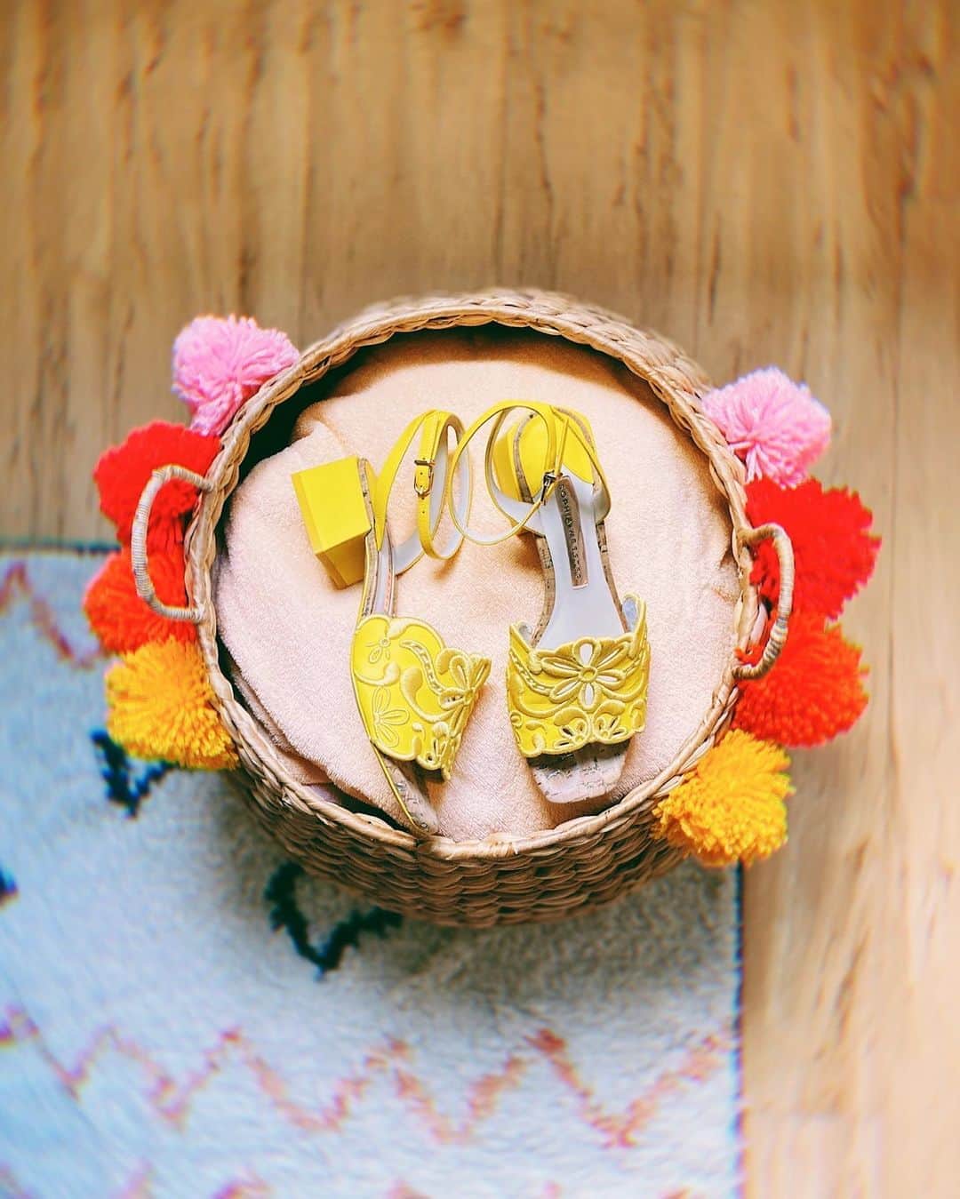 SOPHIA WEBSTERさんのインスタグラム写真 - (SOPHIA WEBSTERInstagram)「Will you be my yellow? 💛 ⁣ ⁣ 'Cassia' is the cutest summer sandal on the block ☀️⁣ ⁣ #SophiaWebster」8月11日 21時12分 - sophiawebster