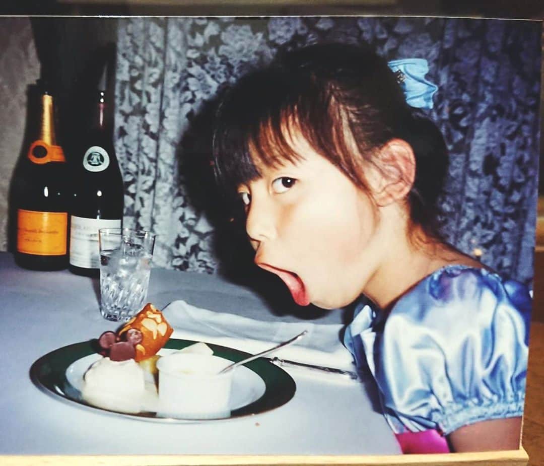 のインスタグラム：「. . 夏休みスペシャルで、アスリートの 子どもの時のエピソードを交えながら お伝えした土曜日のS☆1。 伊藤アナと私の写真もちょこっとだけ 登場しました👧  オンエアで使用したのは違う写真でしたが、 母が何枚か送ってくれた中のこちらの一枚。 当時からディズニーが大好きで中身は そんなに変わっていませんが ▷▷▷気づけば27歳に。  一枚目は何のキャラクター風か わかりますか？🧚‍♀️  #20年以上前の#ディズニーバウンド #tokyodisneyland#tokyodisneyresort」