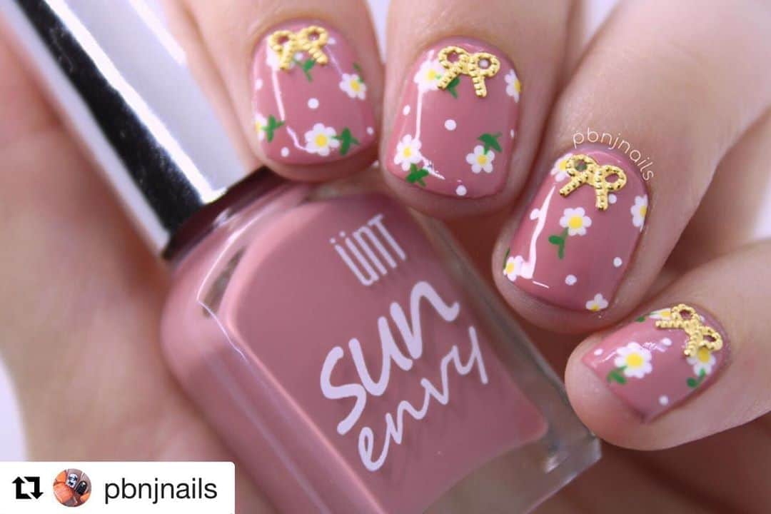 のインスタグラム：「#Repost @pbnjnails  ・・・ Here is a really simple and quick flower mani, perfect for if you’re in a rush! 🌼 the flowers were inspired by @sofinailstv 💕 . . Products used:  @unt.global - SE115 @winstonia_store - berry wine brushes Acrylic paint  Studs off amazon . . #nailart #nailsofinstagram #nails #flowernails #floralnails #nails💅 #nailsoftheday #nailsnailsnails #nailinspo」