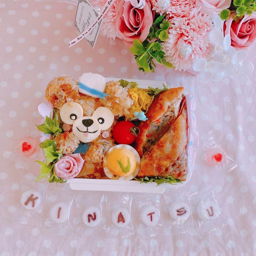 倉岡生夏のインスタグラム：「#ダッフィー弁当 💓 ・ ・ 今日も驚く暑さでしたね〜💦 私はまたまたディズニーに行ってきました！ 炎天下のマスクは暑くて水分補給しながらまったり過ごしました💓 ・ ダッフィー弁当は、炊き込みごはんをダッフィーに。おかかをかければごぼうや、人参があんまりみえないよね？w ・ 具沢山の春巻きも入れたので茶色いけど食べ応えあります〜❣️ ・ ・ 日差したくさん浴びたのでアロエ当てたいくらいだけど、我が家にないからパックしようかな⭐️ (昔、アロエが庭にあって、よくやりましたw) ・ ・ ・ ・ コーデinsta➡️ @kina.ootd   #おうちディズニー  #キャラ弁  #ディズニーキャラ弁  #キャラ弁部 #愛され料理 #可愛いお弁当作りたい部  #ダッフィー  #ダッフィー好きな人と繋がりたい  #キャラ弁初心者  #kyaraben  #disneygram  #bentobox  #夢の国 #kin #ダッフィ #水分補給 #食べ応え #好きな人  #炊き込みごはん」