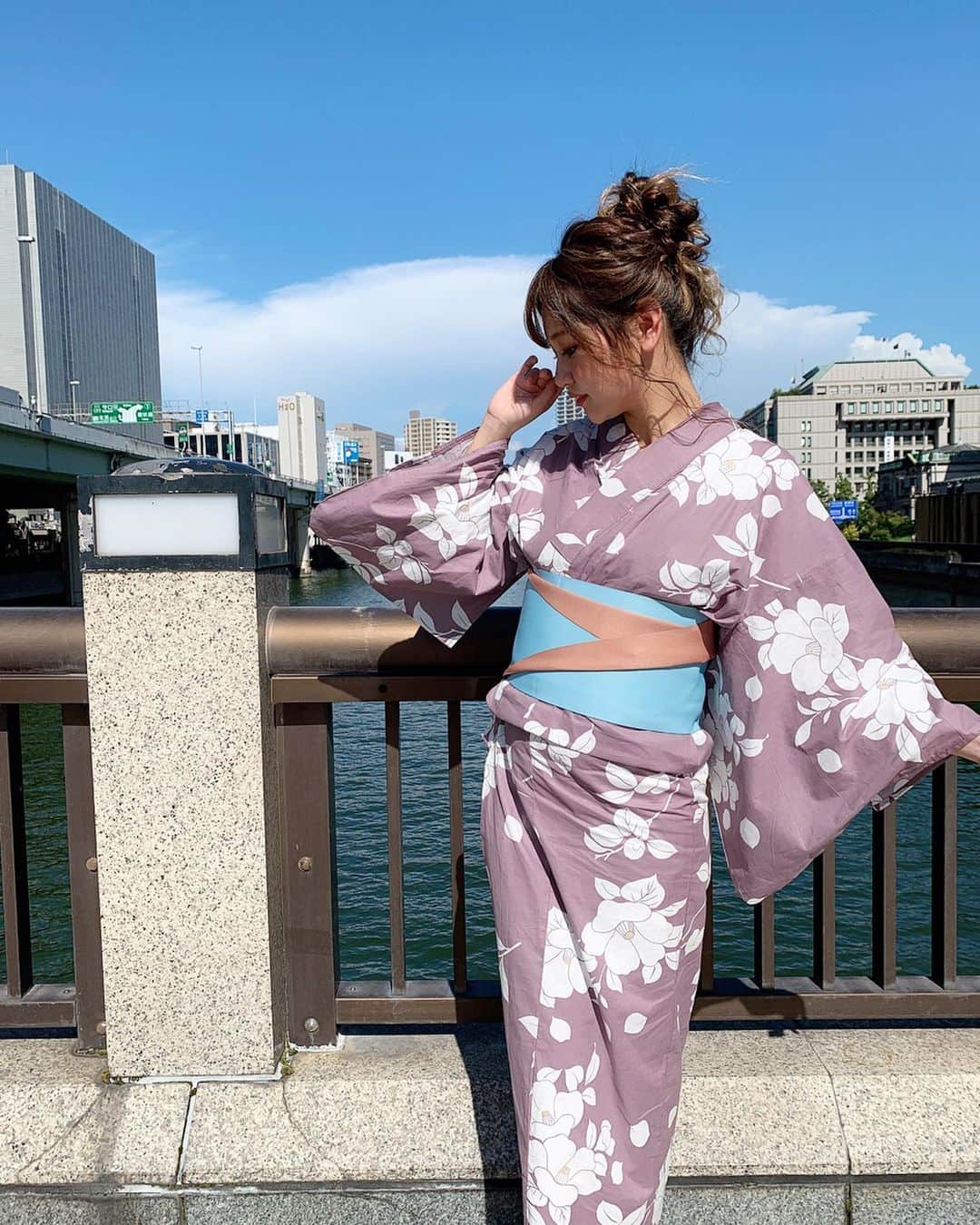 いっちゃん/嶋津 いつみさんのインスタグラム写真 - (いっちゃん/嶋津 いつみInstagram)「. . 今日は浴衣着せてもらって ランチに行ってきたよー🥰💕 . . . . ヘアは @rabichepow.fuuji  ふーじーがしてくれました🙆‍♀️❤️ . . . . . 浴衣は似合う柄を選んでもらったんやけど 渋めカラーの大人な浴衣で 新鮮やった🙏🏻✨ . . . . . . 人が少ない昼間の北新地を 歩いたから ものの数分で滝のように汗かいて 暑かったけど 夏らしいことが出来たし 楽しかったー🧚🏻‍♀️💓💓💓 . . . . . .  #関西  #関西サロモ  #サロンモデル #サロモ #いっちゃん  #フリーモデル #関西モデル  #あざといっちゃん #かわいっちゃん #いっちゃんコーデ #ブライダルモデル #アレンジモデル #ヘアカラー  #ヘアアレンジ #くしゃ顔  #すそカラー  #スーパーロング #スーパーロングヘア #浴衣」8月11日 21時16分 - istumiiiru