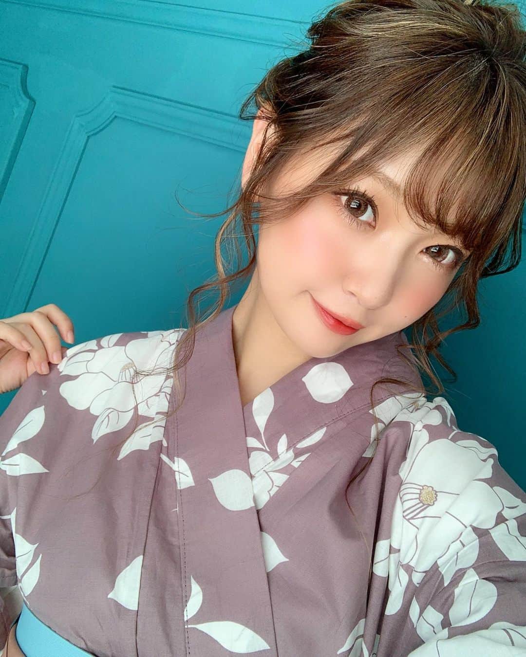 いっちゃん/嶋津 いつみさんのインスタグラム写真 - (いっちゃん/嶋津 いつみInstagram)「. . 今日は浴衣着せてもらって ランチに行ってきたよー🥰💕 . . . . ヘアは @rabichepow.fuuji  ふーじーがしてくれました🙆‍♀️❤️ . . . . . 浴衣は似合う柄を選んでもらったんやけど 渋めカラーの大人な浴衣で 新鮮やった🙏🏻✨ . . . . . . 人が少ない昼間の北新地を 歩いたから ものの数分で滝のように汗かいて 暑かったけど 夏らしいことが出来たし 楽しかったー🧚🏻‍♀️💓💓💓 . . . . . .  #関西  #関西サロモ  #サロンモデル #サロモ #いっちゃん  #フリーモデル #関西モデル  #あざといっちゃん #かわいっちゃん #いっちゃんコーデ #ブライダルモデル #アレンジモデル #ヘアカラー  #ヘアアレンジ #くしゃ顔  #すそカラー  #スーパーロング #スーパーロングヘア #浴衣」8月11日 21時16分 - istumiiiru