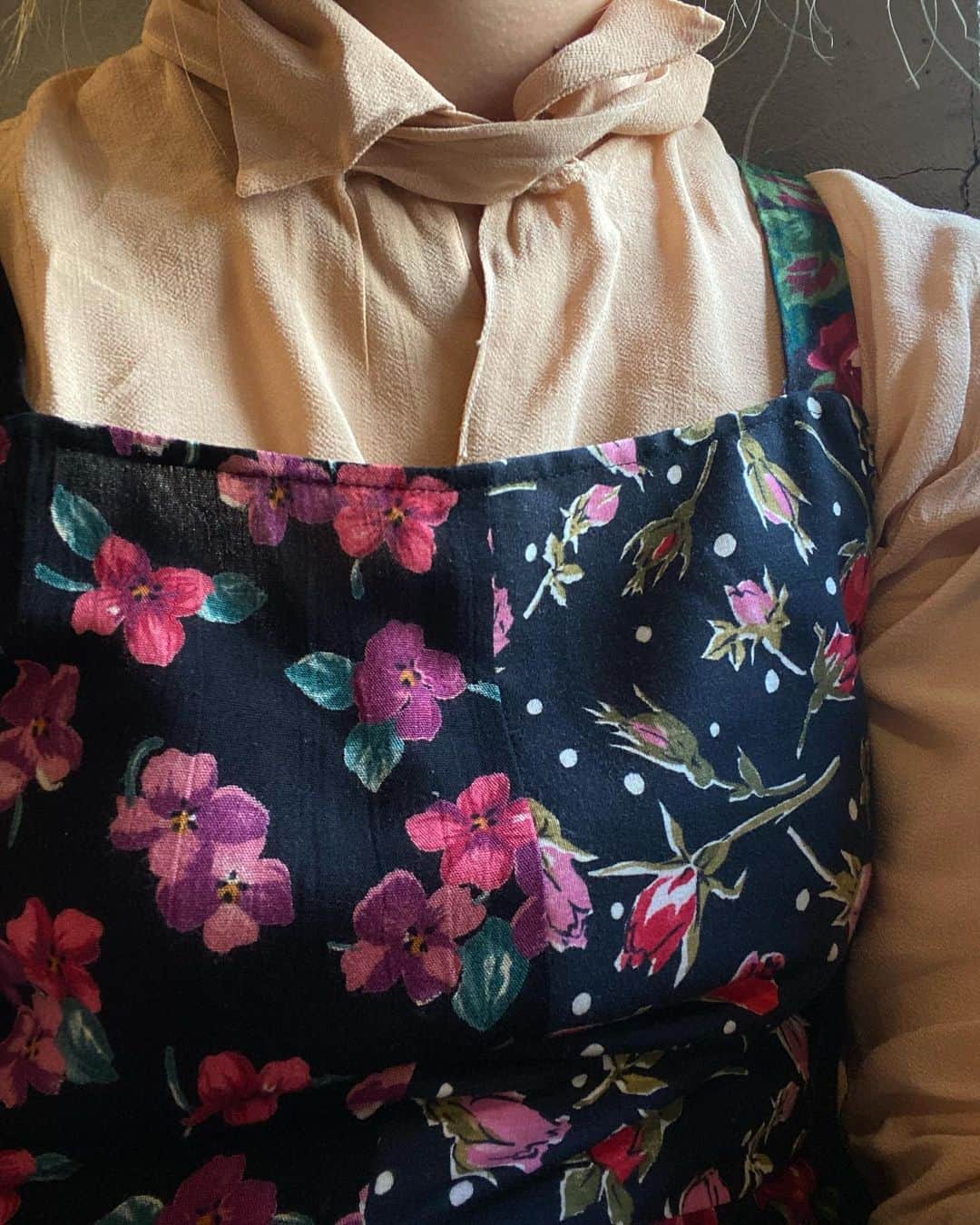 柴田紗希さんのインスタグラム写真 - (柴田紗希Instagram)「数日前の私服さん☺︎ . 古着の生地から作られたつぎはぎなマーメイドワンピースが可愛い。 テロテロな生地のvintage blouseを合わせて良き感じでした。(甘くなりすぎないようにリボンを後ろで結んだよ〜) 髪の毛は柔らかく巻いて、なんとなーくねじって、ひとつ結びにしました。 アレンジはくしゃくしゃなのが好きだ☀︎」8月11日 21時17分 - shibasaaki