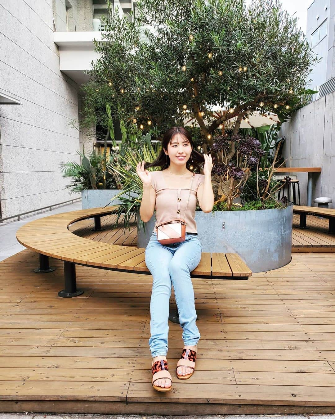 小谷津友里さんのインスタグラム写真 - (小谷津友里Instagram)「カフェの隣にあったベンチ🌿 木にライトがついてるのが好き✨  #TWICE の#dancethenightaway  MVのラストとか🐚 (この曲大好きで何百回も再生してる) ディズニーランドの #スイスファミリーツリーハウス の 夜の景色みたいな✨  なんかワクワクするんだよねぇ👼💕  #南青山 #青山カフェ #表参道カフェ #コーディネート #こやゆりコーデ #スキニーデニム #クリアサンダル #ベージュコーデ #夏コーデ #fashion #東京カフェ #japanesegirl #aoyama」8月11日 21時26分 - yurikoyatsu