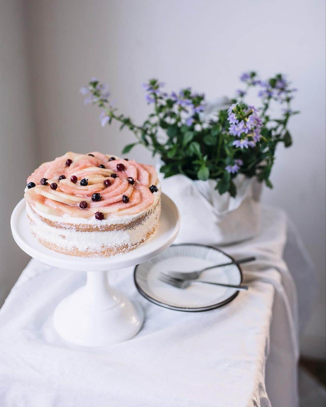 増田由希子さんのインスタグラム写真 - (増田由希子Instagram)「I made this delicious peaches and cream cake Today🍑 #summercake #peach #peaches #baking #stayhome #homemade 「桃のバースデーケーキ」 シンプルなスポンジ生地に季節の果物を飾ったデコレーションケーキは、もう20年以上作り続けています。最近は、ニューヨークの人気洋菓子店が発祥というネイキッドスタイルで作ることが多くなりました。クリームで綺麗にコーティングしなくても、オシャレに仕上がるのがいいですね。 🍑 デコレーションケーキのレシピは「花とお菓子」 @cookbook_shelf に掲載しています。 🍑 . 今日の暑さは体に堪えますね。コロナも心配ですが、暑さで体調を崩さないようにお気をつけください。  #花とお菓子　#庭の花　#桃とジューンベリー  #ステイホーム」8月11日 21時20分 - nonihana_