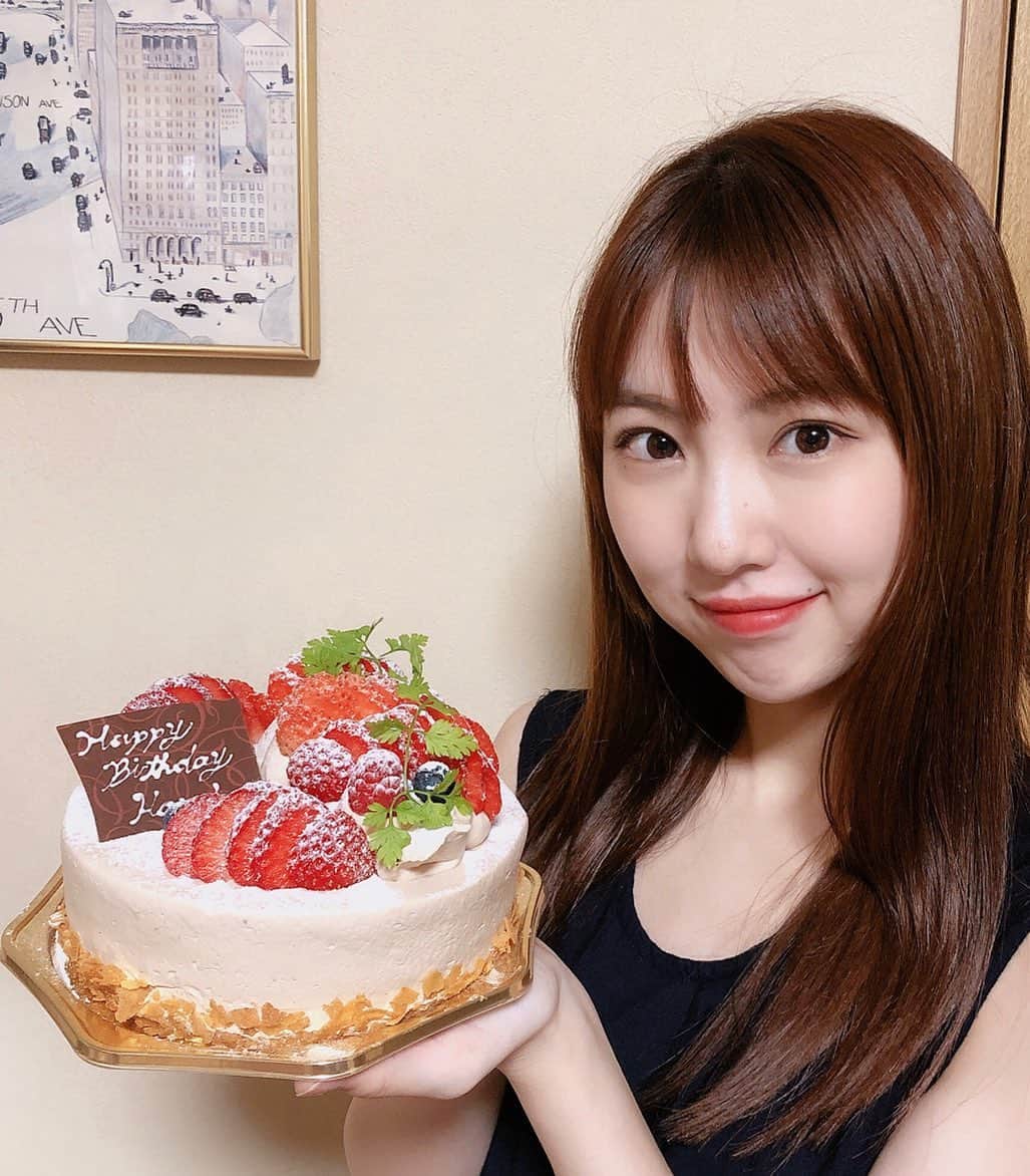 熊崎晴香さんのインスタグラム写真 - (熊崎晴香Instagram)「﻿ たくさんのお祝いメッセージありがとうございました🥰﻿ ﻿ 幸せです^ ^﻿ ﻿ ﻿ 今年のケーキも美味しかった🎂😋﻿ ﻿ ﻿ #happybirthday #誕生日　#thankyou﻿ #cake #strawberry #🍓　#chocolate #🍫」8月11日 21時21分 - kumakuma9810