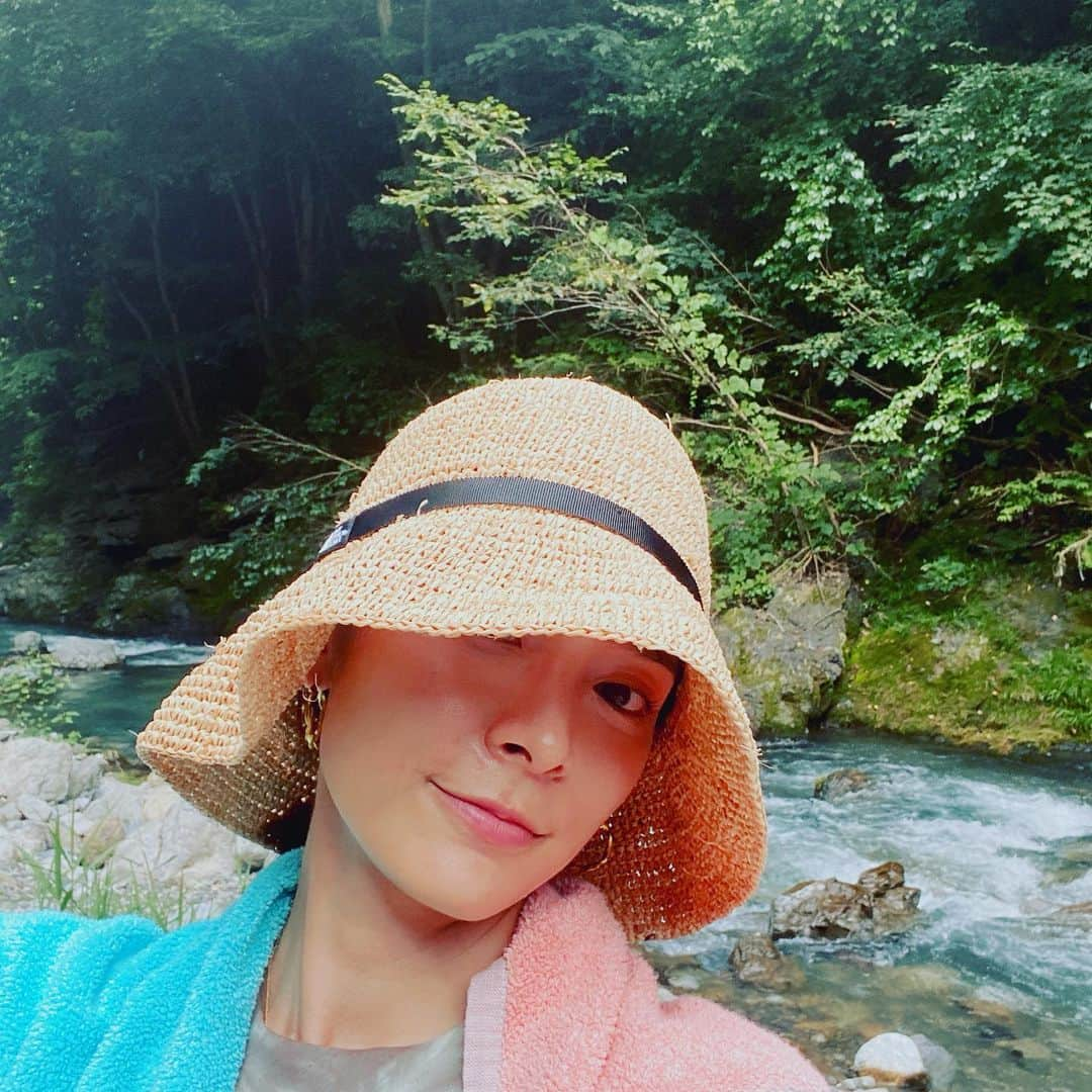 秋元才加さんのインスタグラム写真 - (秋元才加Instagram)「夏の思い出。 ちょっとでも。  やっぱり自然が好きです。 このお仕事を始めて、楽しい事、嬉しい事ばかりなんだけど、唯一心残りなのは太陽とお友達になれなくなった事😢笑 日焼けとかあまり気にせず、海やアウトドアを楽しみたい私は、ちょっとだけ憂鬱にもなる季節です。 でも太陽や自然のパワーって凄い！ 帰宅後、ベッドにバタンキューな私でした😂」8月11日 21時22分 - areasayaka