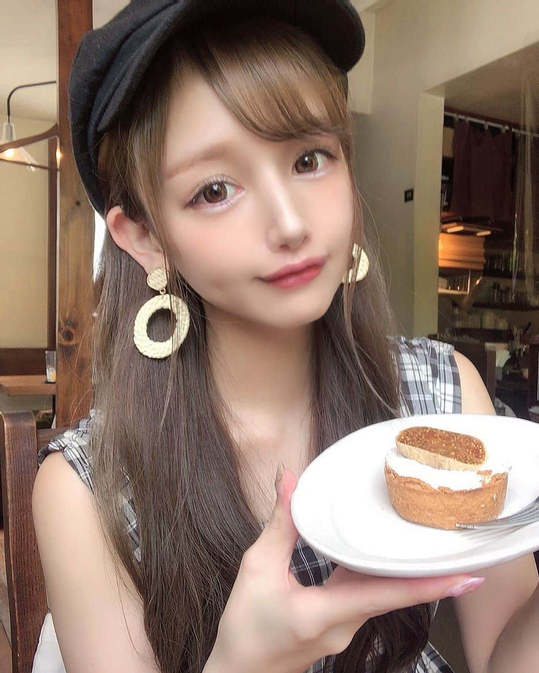 yuu__aaaのインスタグラム：「. . 無花果タルト🥧💓 . 次はお惣菜系のタルト食べたい🤤 . タルトだいすきだぁ . . #ootd #ootdfashion #コーデ#ワンピース#キャスケット#夏コーデ #メイク#make#makeup #カラコン#アイライン」
