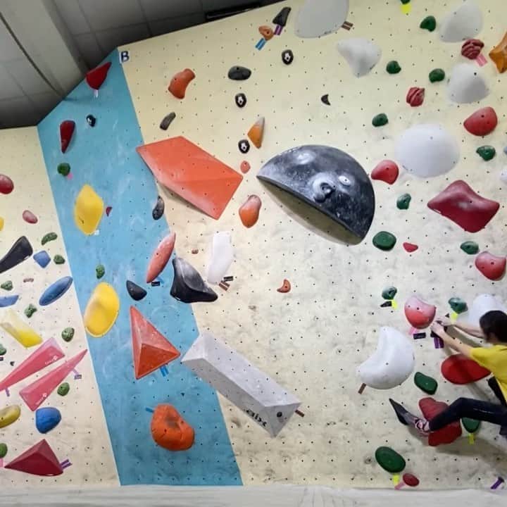 ホン・イン・リーのインスタグラム：「腰可以自由擺動連結感回來了😹 謝謝 @pogobouldering 老闆特別的路線招待！ #亞錦賽培訓隊 #抱石 #bouldering」