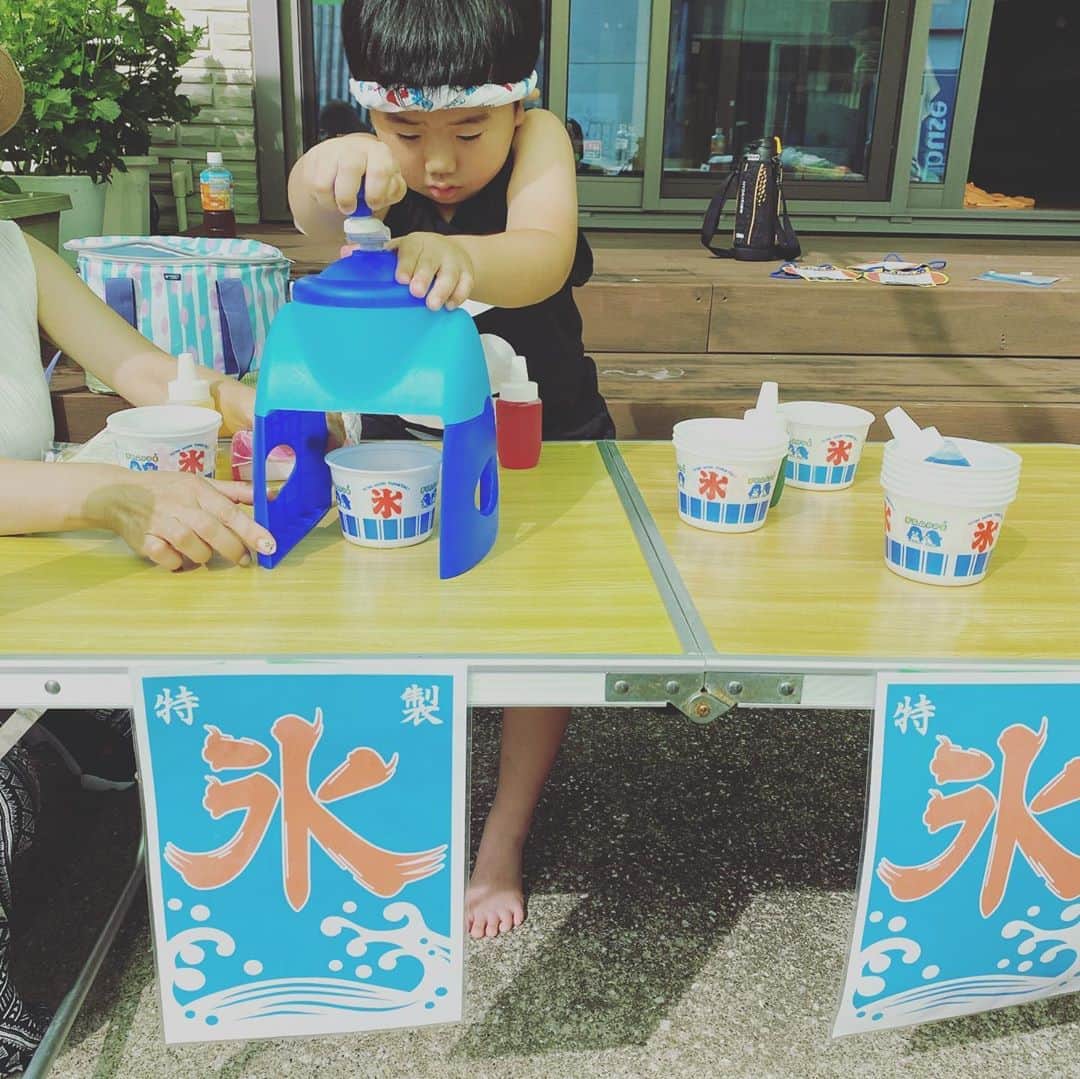 のインスタグラム：「今年は、お祭りも盆踊りもないから家族だけで家でのお祭り。 いろいろ準備したゲーム大会では、まさかの母がぶっちぎりの1位w 夜は、出店風に。 たこ焼き、焼きそば、お好み焼き、とうもろこし屋さん。 子供達の盆踊りもあり、母の誕生日祝いも🥂 盛り沢山な楽しい1日でした。 #お墓参り #家族 #お祭り #出店 #わなげ #ボーリング #スーパーボールすくい  #母のお面の父」