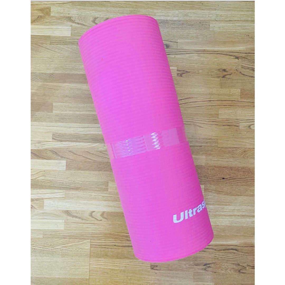 のインスタグラム：「🧘‍♀️超極厚ヨガマットを買いました。 1.5センチの厚さで、むっちりモチモチ😍 スポーツシューズの クッションソールのような感触です💕 . お尻も腕も痛くない✨ リングフィットアドベンチャー(フィットネスゲーム)で 走っても、足の裏の反発が心地良い✨ お値段、ネットで約2300円。 (いつまで続くか分からないゲーム用には丁度良い) . こりゃー良いお昼寝マットだ！💮 え？ . #ヨガマット #家トレ #おうちヨガ #リングフィットアドベンチャー #ゆるダイエット #買ってよかった #ヨガ女子　#yogamat  #ストレッチ」