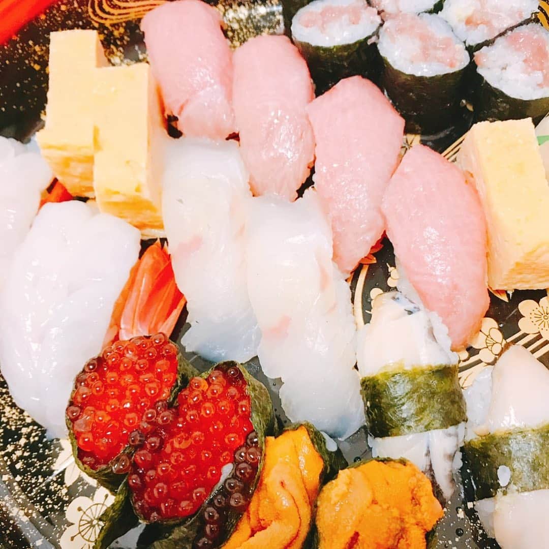 雪妃真矢さんのインスタグラム写真 - (雪妃真矢Instagram)「昨夜、良いお寿司取っちゃった。  横浜文体お疲れ様でしたの、1人打ち上げ＆残念会！！  どんな気持ちの時に食べてもお寿司は美味しかったなーーーー🍣  明日から上野連戦！！ 弾けていきましょ🎶🧞‍♀️🧜‍♀️🧚‍♀️  #おうち時間 #おうちごはん #すし」8月11日 21時33分 - mayayukihi