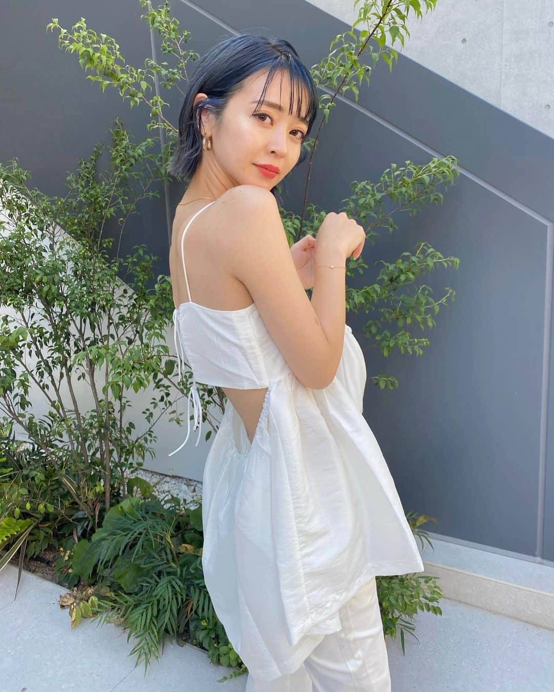 梅村実帆のインスタグラム：「かわいい服届いたから早速🦢 色違いで黒も買ったよ♥ どこにも行けないのでネットで色々買い漁る日々😂 だから毎日いっぱい更新しちゃうの許して🥺」