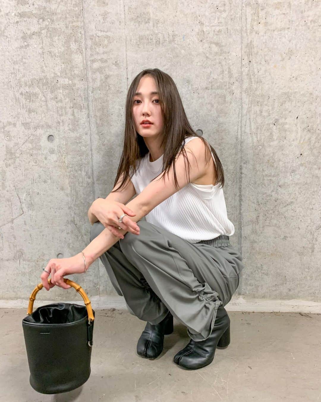 のインスタグラム：「本日28歳になりました！ MOREの現場でお祝いして頂きました、おめでたいスパムおにぎり😋🍙  暑いので皆さま熱中症には気をつけてくださいね #私服#ootd」