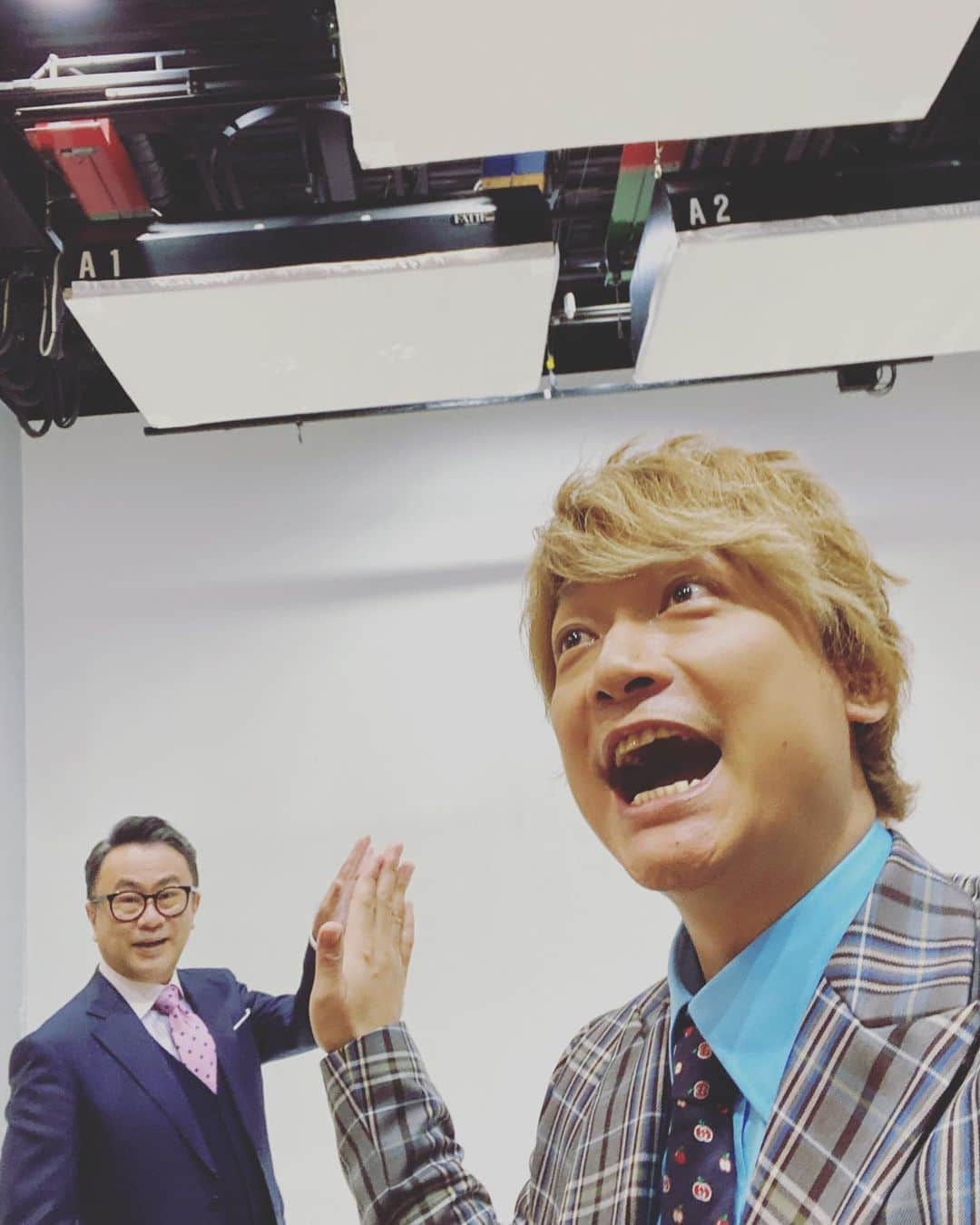 香取慎吾さんのインスタグラム写真 - (香取慎吾Instagram)「今日は三谷さんと #誰かが見ている の取材20本！リモート合同インタビュー31メディア！させて頂きました！感謝です！ 9月18日の配信開始に向けていろんなところに登場です！ #三谷幸喜 #香取慎吾 #Amazonプライムビデオ」8月11日 21時37分 - katorishingo_official