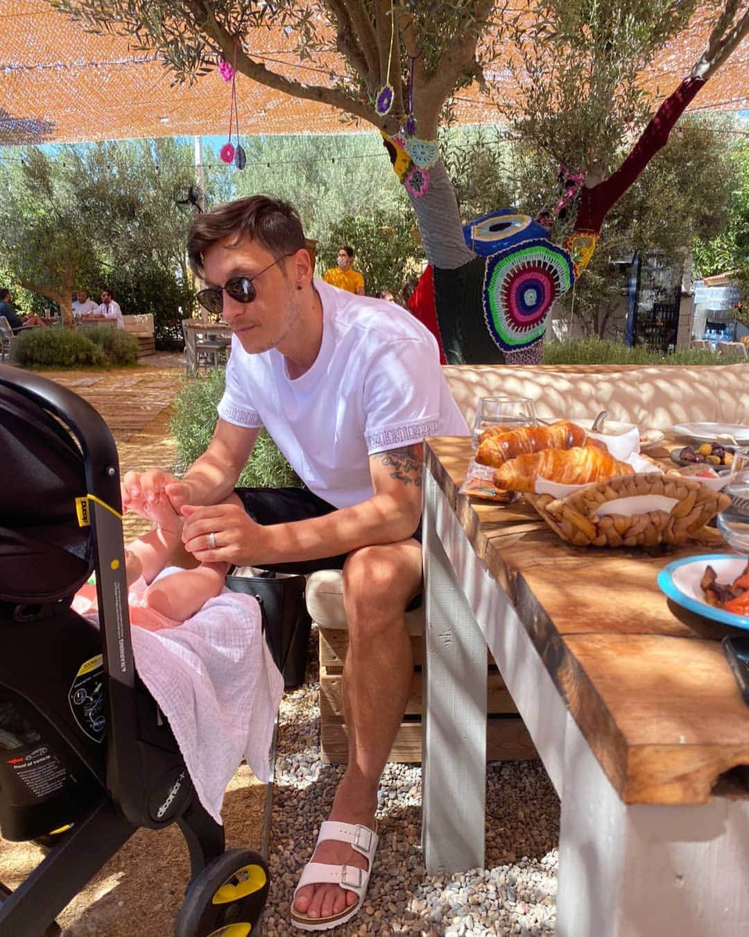 メスト・エジルのインスタグラム：「First vacay with my little princess ❤🇹🇷」