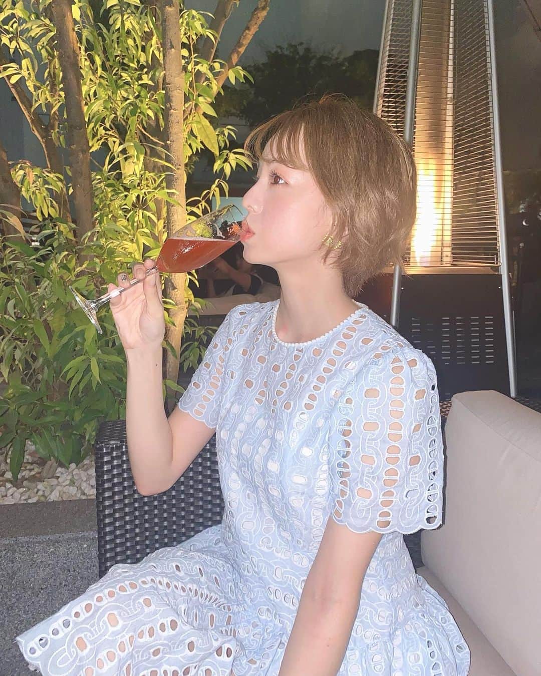 黒田真友香さんのインスタグラム写真 - (黒田真友香Instagram)「友達とディナーしたときの🍽 お洒落なお店だったのでワンピースで👗  ワンピース　@unik_2018  ピアス　@iu.ui.0031  時計　@cartier   です☺️✨  大阪の夜はテラスだとちょっと蒸し暑いけど、ビアガーデン気分楽しめてよかった🍻  久しぶりにコメントで質問返ししようかな〜😍💓　最近質問箱もあんまりできてないし、みんなとお話ししたい☺️  なんでもお待ちしてます💌」8月11日 21時40分 - kurodamayukaxx