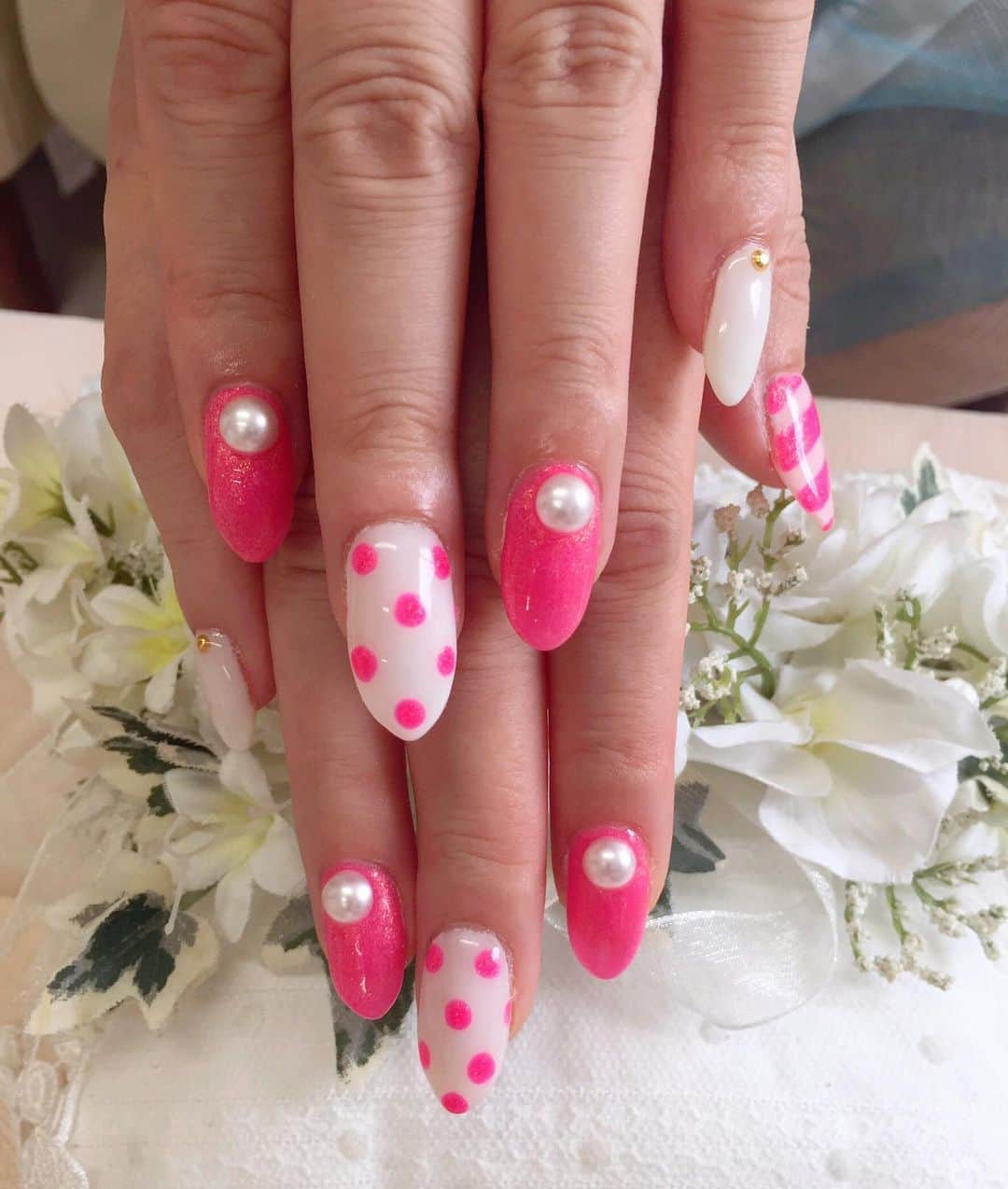 中野みやびのインスタグラム：「ままのネイル！  #ネイル #nail #ピンク #pink #white #爪 #水玉 #color #perl #パール #stripe #ストライプ #可愛い #お洒落 #cute #beauty #手 #hand #まま #mama #夏ネイル #ネオンカラー #デザイン #ocean #summer #wawawa #みやび」