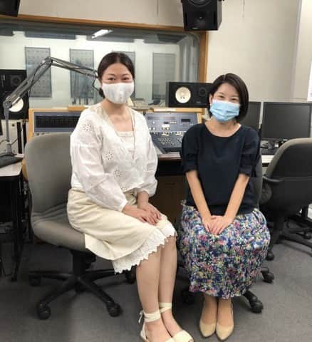 雨月衣のインスタグラム：「明日8/12日と19日の朝、 ラジオに出ます。 FM GUNMAの「GUN☆MADONNA」 09:54からの放送です。 短い番組なので、お聞き逃しなく！  すでに収録済みで、お相手してくださったFM GUNMAアナウンサーの市川まどかさんとスタジオで記念撮影。 放送では私の声とナレーションの小暮あかりさんの出演になります。  40分ぐらいお話ししたけど どこが使われるか 私もまだ知らないので ドキドキ。  私のブログ(HPからころころブログへGO!)でも収録の様子を載せています。 番組ブログにも放送後に紹介していただけるので、そちらも見に行ってみてください。  #gunmadonna #FMGUNMA」