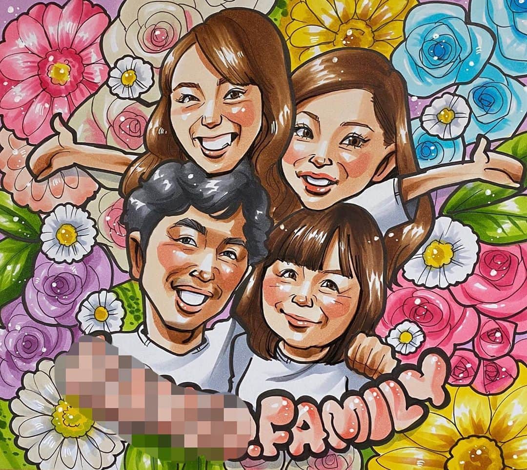 似顔絵★𝗚𝗢𝗥𝗜𝗞𝗜𝗡𝗚のインスタグラム：「. . . 同じ方からの②枚目💕 . . こちらはご家族皆さんで❤️ 周りにはお母様がお好きなお花を モリーーーモリッに詰め込みました❤️ . . お母さんも揃って皆さん美人で 羨ましい😍❤️ . . 皆さん喜んでくれますよーに🌻🌸🌷💕 . . . 素敵なご依頼ありがとうございました🙇‍♀️✨💕  . . .  ❌❌現在は、予約受付終了してます❌❌ 。 . . .  2020年度ご予約のお客✨ 現在45番までの方へ案内中です🌟✨💕 DMの確認いただきgmailへ返信宜しくお願い致します🙇‍♀️🌟✨✨ . . . .  次回の予約応募は、2020年のご予約分を書き終える予定の 来年春から夏頃の、、、予定です。 ※あくまでも予定なので前後します🙇‍♀️ . . . .  オーダー再開の際には 人数制限あるため必ず予約ができるわけではございません。 そのことも踏まえた上で 次回ご検討いただけると嬉しいです(^^) . . また、結婚式の使用を考えてくださる方も多いです✨  前々からお伝えしていますが、 基本的に予約順に対応しているため、 近々の納期を希望される方は、 対応できないこともあるので、 あらかじめご了承ください💦 . . . . . ※今回予約が取れた方へ※ . .  写真がまだ用意できてない、入金が遅れそうなど、状況により、順番が前後することもございます‼️ あらかじめご了承ください。 。 . . . また、芸能人、キャラクターのオーダー、パロディ風オーダーはお断りしています。  芸能人については、ご本人様に直接プレゼントなどはOKです。 . . . . . . 💰料金表は過去投稿記事みてね❤💰 . . . . . ➡️ハッシュタグ⇨ goriking117料金表2019⬅️ . . ✨✨✨✨✨✨✨✨✨✨✨✨✨✨✨✨ @by.goriking のアカウントでは、 過去書かせて頂いたお客様方からの、 似顔絵のその後のお写真をいただき、 投稿しております^ - ^❤️❤️ 玄関に飾ってある似顔絵、 渡した瞬間のお写真、 ご本人とのお写真などなど💕 いろんな場面でのお写真お待ちしております^ - ^✨⭐️ . . . .  .  #似顔絵#pencildrawing#drawing#pencil#illust#painting#art#artwork#絵描きさんと繋がりたい#似顔絵師#gorikingの似顔絵屋さん#仲良し家族#フラワー#Flower#お花#花#姉妹#sisters#flowerstagram#家族の時間#思い出#両親#感謝#プレゼント#present#comicart#anime#animeart#comicartist#animejapan」