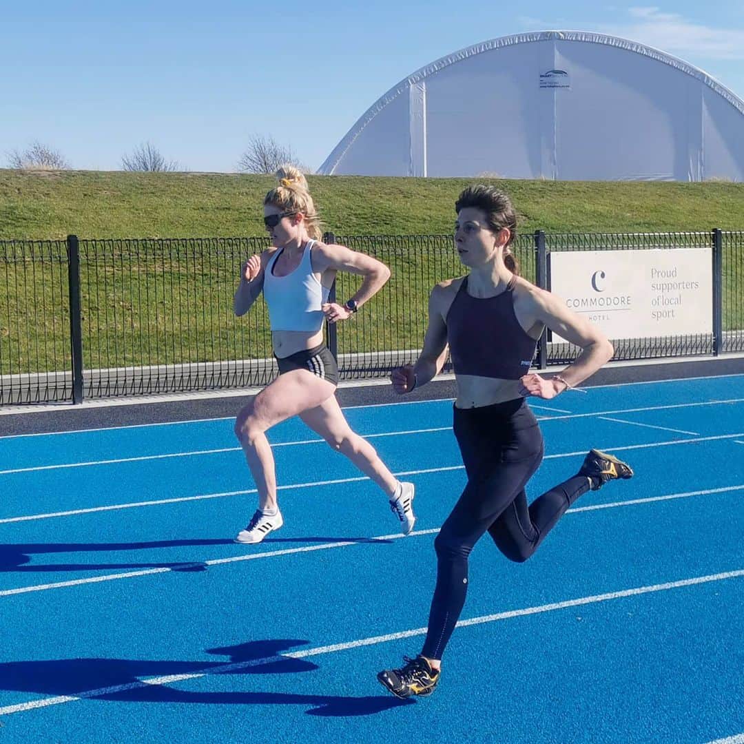 アンジェラ・ペティさんのインスタグラム写真 - (アンジェラ・ペティInstagram)「What a day at the track ☀️🏃‍♀️🏃‍♀️ . So awesome training with Laura as she gets back into running after 6 years away from the sport!  . #trackandfield #womensrunning」8月11日 12時45分 - angie_run800m