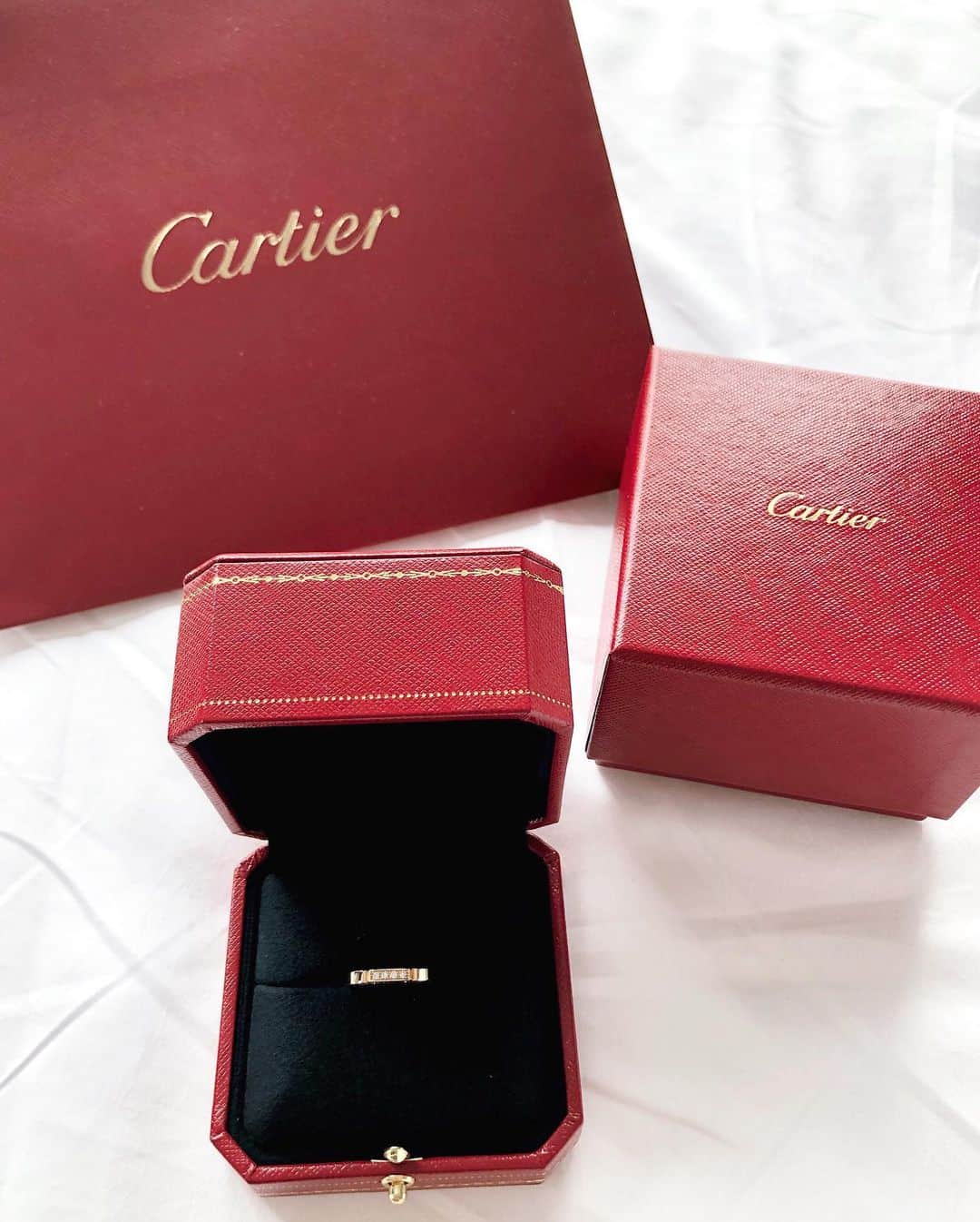 のインスタグラム：「【ご報告】  私事ではありますが 8月10日に入籍致しました💍🕊  先日引越しがおわり 入籍までバタバタ… 入籍後もバタバタ… していますが😂 夫婦になれた喜びを忘れずに 毎日過ごしていきたいです🌸  日頃からお世話になっている皆さんに 直接ご挨拶に行きたいところですが コロナの心配もありますので💦 SNSを通じてご報告させて頂きます😌🙏  フォロワーの皆様、今後とも 変わらぬお付き合いをよろしくお願いします😇 2020.8.10 #入籍」