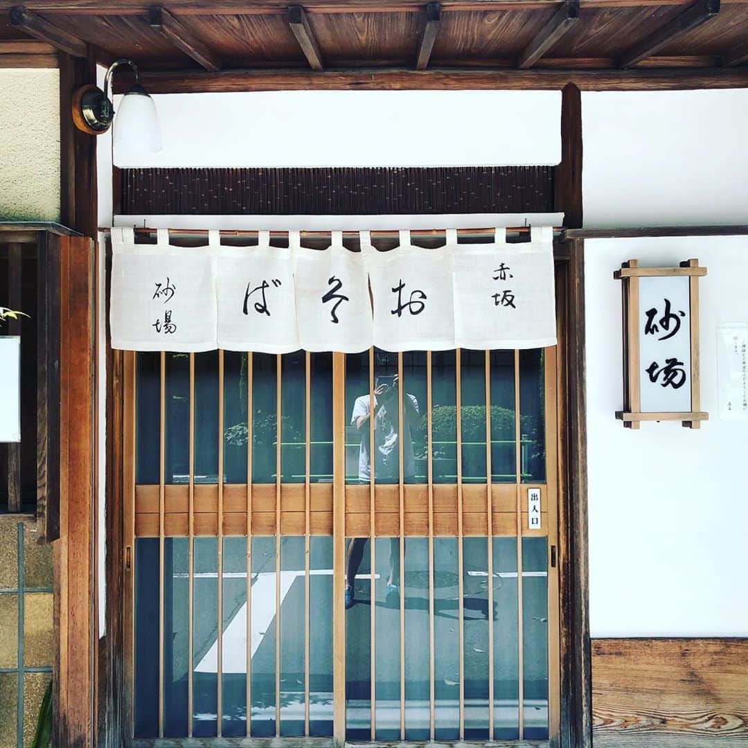 小宮山雄飛さんのインスタグラム写真 - (小宮山雄飛Instagram)「今日は完全に休肝日のつもりが、逆に昼から赤坂砂場で一杯、、、。暑さのせいにしよう。　#砂場　#昼呑み」8月11日 12時52分 - yuhikomiyama