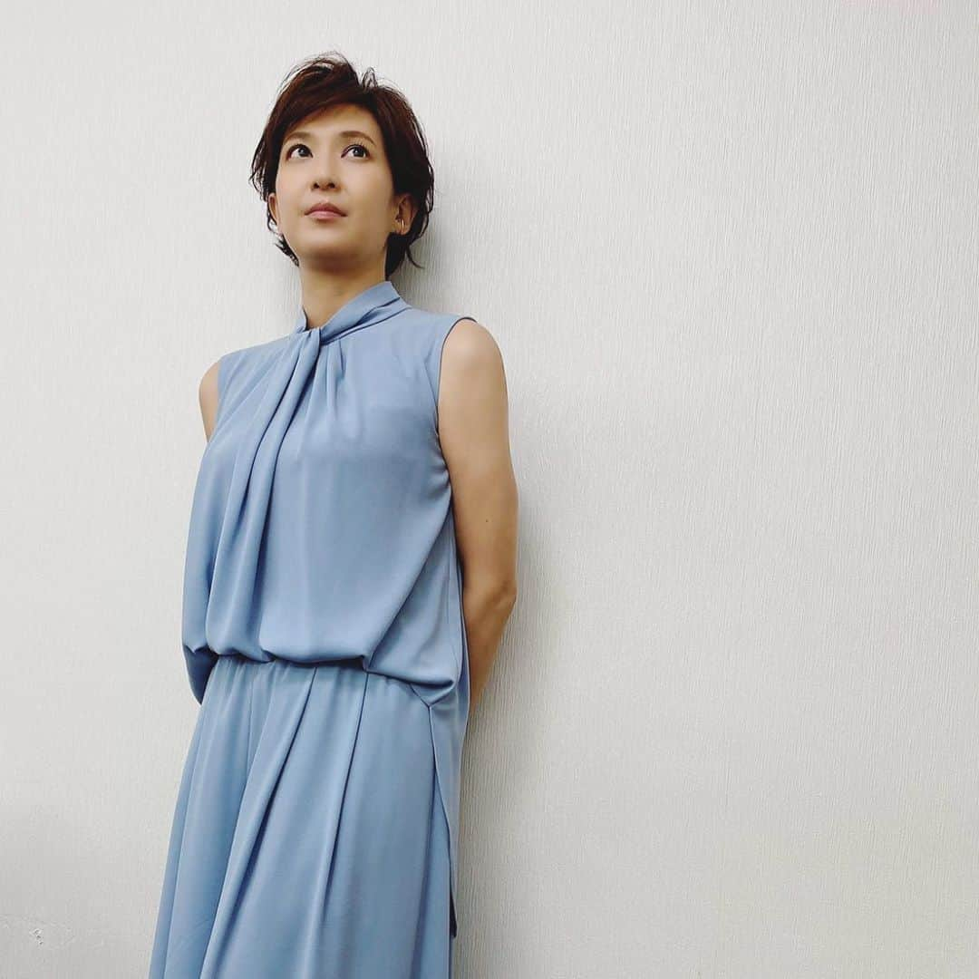 徳永有美さんのインスタグラム写真 - (徳永有美Instagram)「今日も暑いですねぇ…。風も強いしムシムシするし普通にしているだけで体力が奪われます。洗濯物は乾燥機にかけたかのようにホッカホカ！あっという間に乾きますが…🥺 どうか皆さんご自愛ください。  #ゆっくりと #粛々と #とがることなく #優しく  #報道ステーション  #今夜も #みなさんと共に  #徳永有美  #mfil  @hairmake_kaunaloa」8月11日 12時54分 - yumi_tokunaga.official