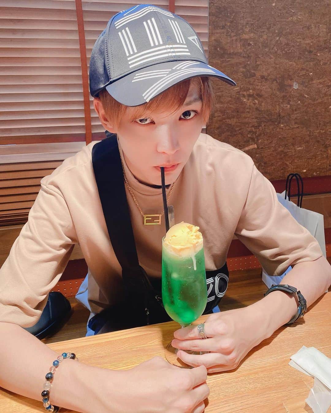 のインスタグラム：「クリームソーダ無敵説。 この上のバニラも少し凍ってる感じが僕は好きです。  #japan #mensfashion #ハイトーンカラー #summer #photo #instalike #instagram #fashion #甘党」