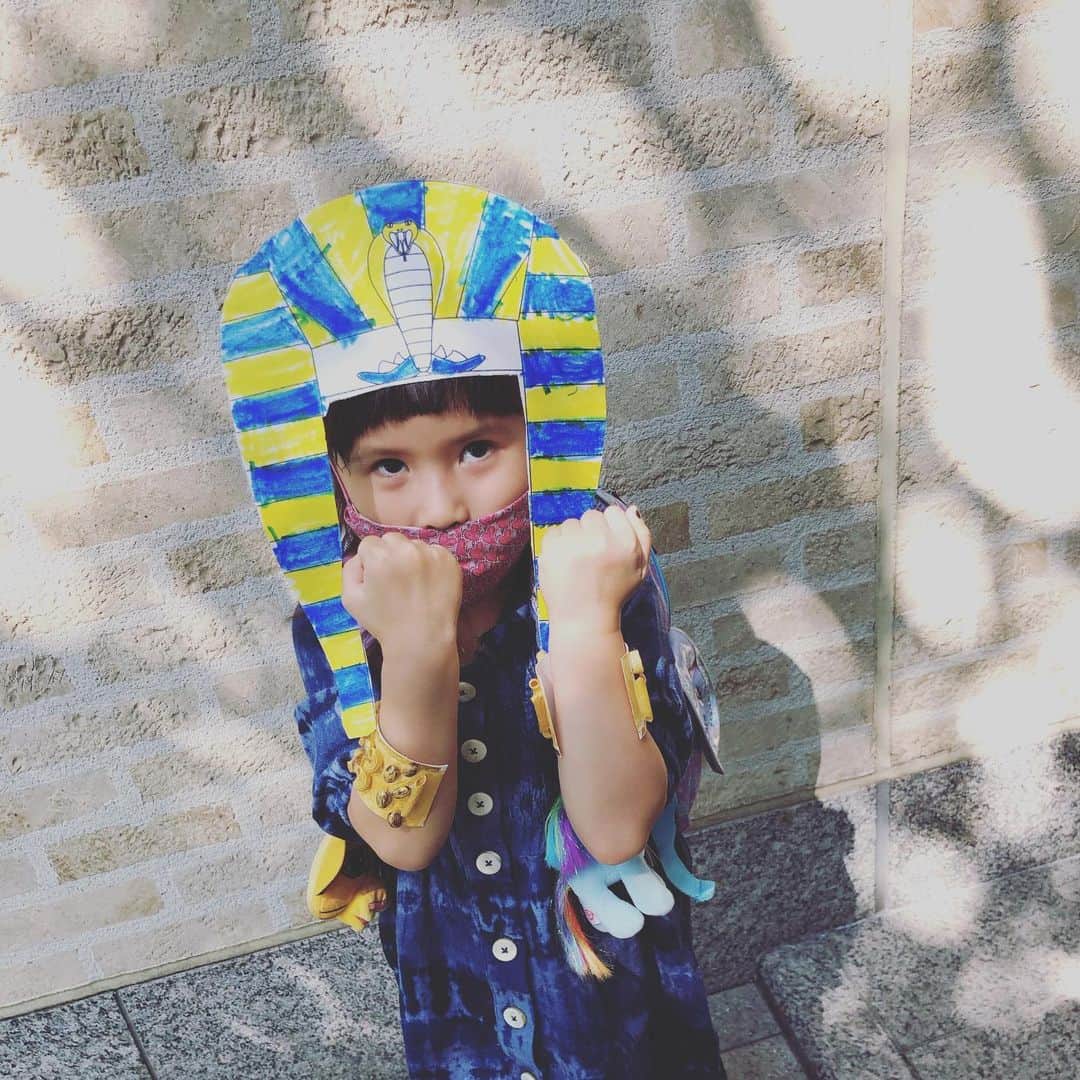 依布サラサさんのインスタグラム写真 - (依布サラサInstagram)「学校からファラオになって帰ってきた🇪🇬 #エジプト　#夏休み　#工作　#5歳　#サラミニ」8月11日 12時55分 - sarasaifu