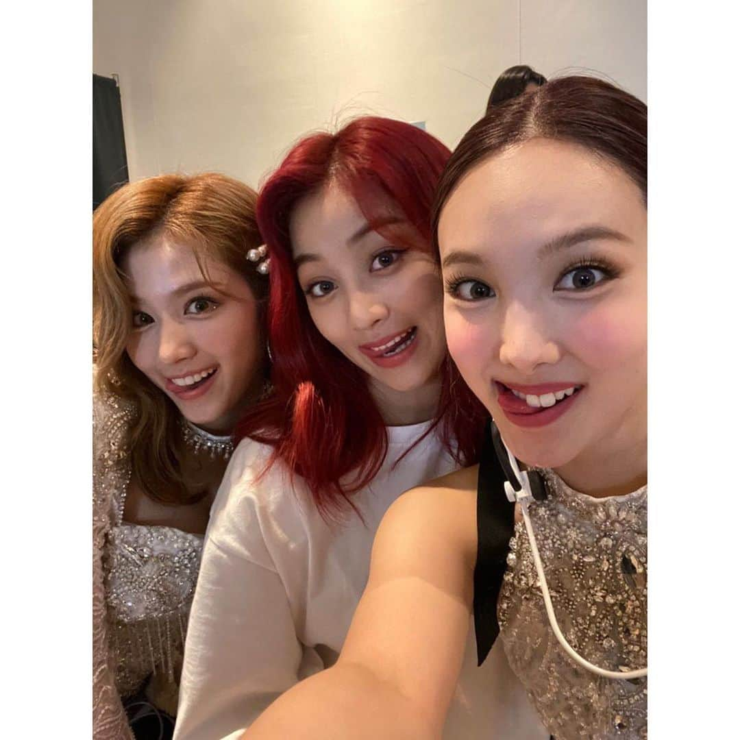 TWICEさんのインスタグラム写真 - (TWICEInstagram)「일요일 너무 오랜만이였다 맞죵 레드죠도 오랜만이야아아앙 허허 원스들 빨리 만나고 싶다아ㅏㅏㅏ」8月11日 13時08分 - twicetagram