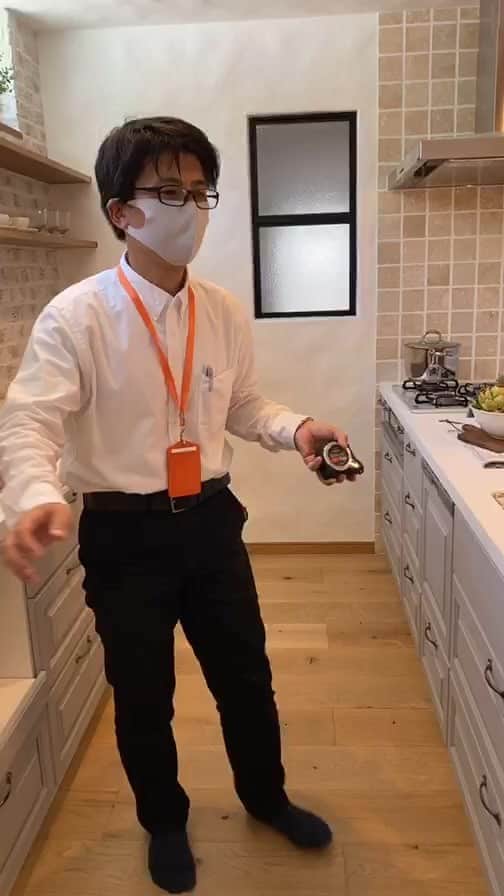 homelife 夢を叶える暮らし方のインスタグラム：「7月にOPENしたばかりの西宮北口展示場のショールームツアーです🌻 . 家づくりの資料請求はこちらから @homelife_shiryou  .  #一戸建て #ルームツアー #カリフォルニアスタイル #LDK #ウォークインクローゼット #お洒落なお家 #おしゃれ #こだわり #ローコスト住宅 #マイホーム #夢のマイホーム #間取り #シンプルな暮らし #暮らしを楽しむ #注文住宅 #自由設計 #デザイン住宅 #myhome #family #house #home #homelife_京都 #homelife_大阪 #homelife_兵庫 #ホームライフ #ホームライフ100 #アーキホームライフ」