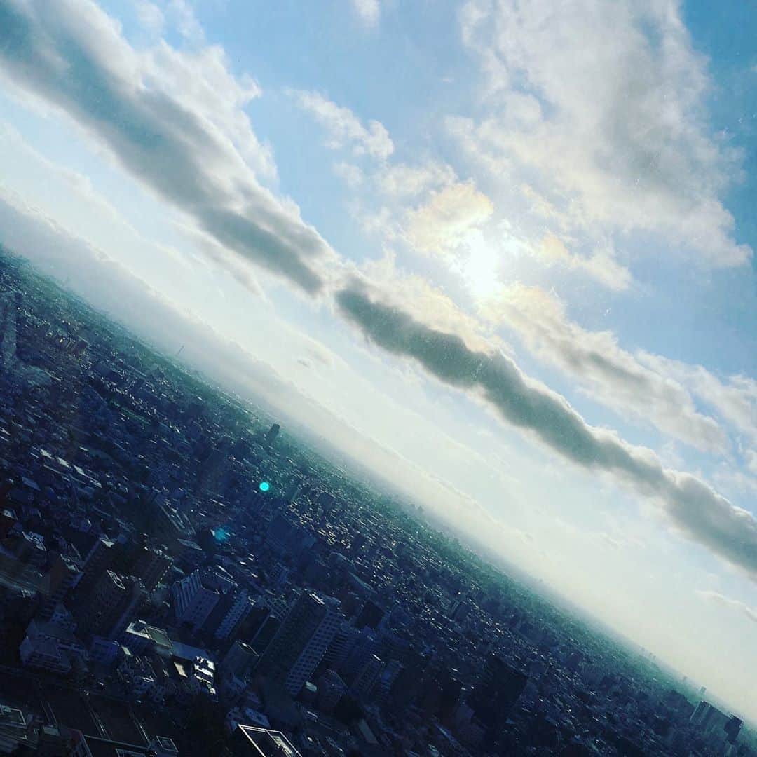 小林大祐のインスタグラム：「- - - いつもの10号室からの景色、🤔 - - 実はマリオットで全部済ませた方が 安いと知ったのが確か かれこれ4年だか5年だか前、😁 - - てか、暑過ぎて 名古屋空気薄い、🤣 - - 的なやつね、😉 - - - The usual view from Room 10. Nagoya is too hot and the air is thin.🤣 - - - #sunlight #sunshine #shine #nature #sky #skywatcher #thesun #sunrays #photooftheday #beautiful #beautifulday #weather #summer #goodday #goodweather #instasunny #instasun #clearskies #clearsky #blueskies #lookup #bright #brightsun #love #followback #instagramers #tweegram #photooftheday #amazing #smile」