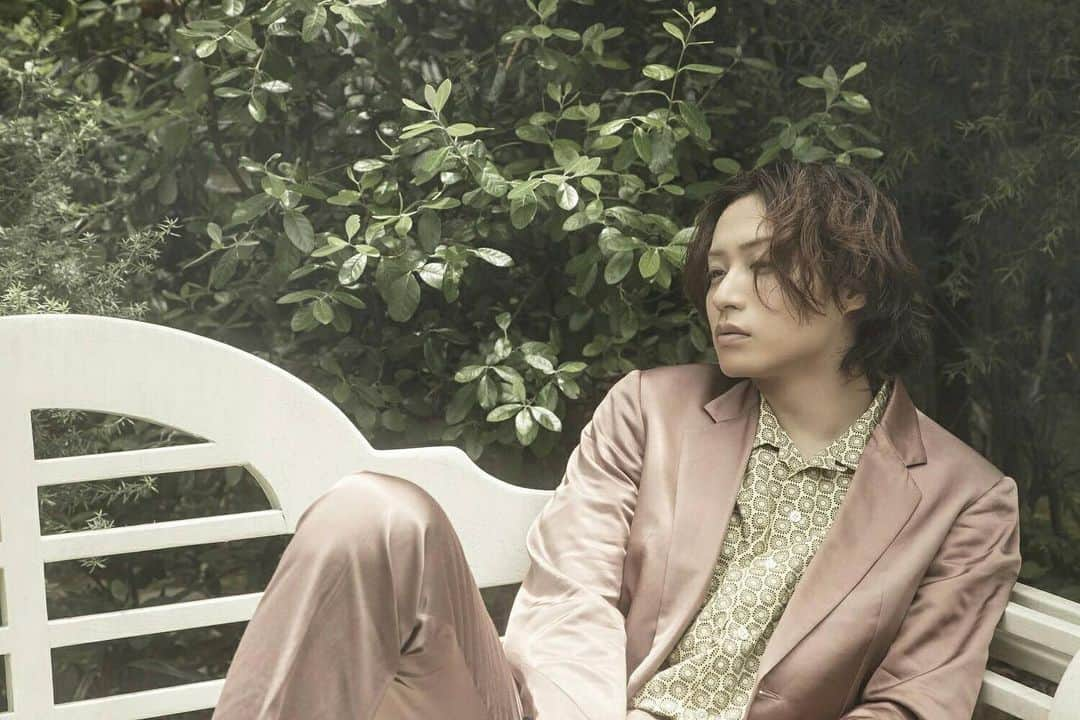 前山剛久のインスタグラム：「「前山剛久2021カレンダーブック」 発売決定。  ② #pinkjacket  #calender #2021 #30yearsold #stylish #formal」