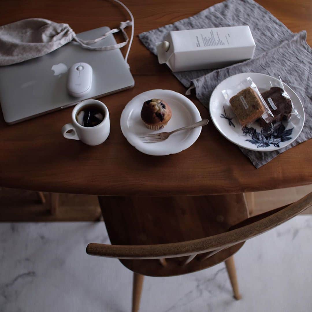 maggydaisyのインスタグラム：「_  大好きな @blanc_chien さんの焼菓子で休憩  別の部屋でonline shop の写真撮りをしていたら、 暑くて溶けそうになった！  熱中症にご注意をーー  #blancchien #antiques #田中直純 #sweets  #coffeetime」