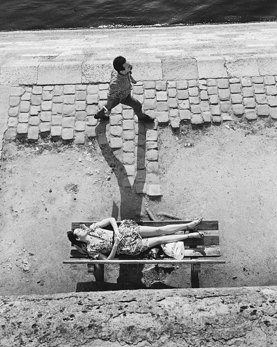 Meganさんのインスタグラム写真 - (MeganInstagram)「Siesta by the Seine ☀️ photo by Jean Philippe Charbonnier, 1960 - - - - #paris #seine #siesta #naptime #heatwave」8月11日 13時19分 - zanzan_domus