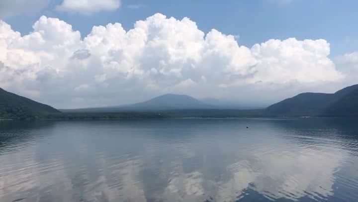 のインスタグラム：「#浩庵キャンプ場  これで気温20度、とかだったら最高なのに。笑 富士山の方は涼しいと勝手に思ってたけど今年の夏は逃げる場がないくらいどこも暑そうですね☀️ でも本栖湖は入れるから気持ちよかった〜✨🏊‍♀️  それにしてもジオドームかっこよい😽  @yuri_camp2020 ⛺️ #ゆりキャン#本栖湖#キャンプ#キャンプ女子 #ジオドーム#キャンプ初心者」