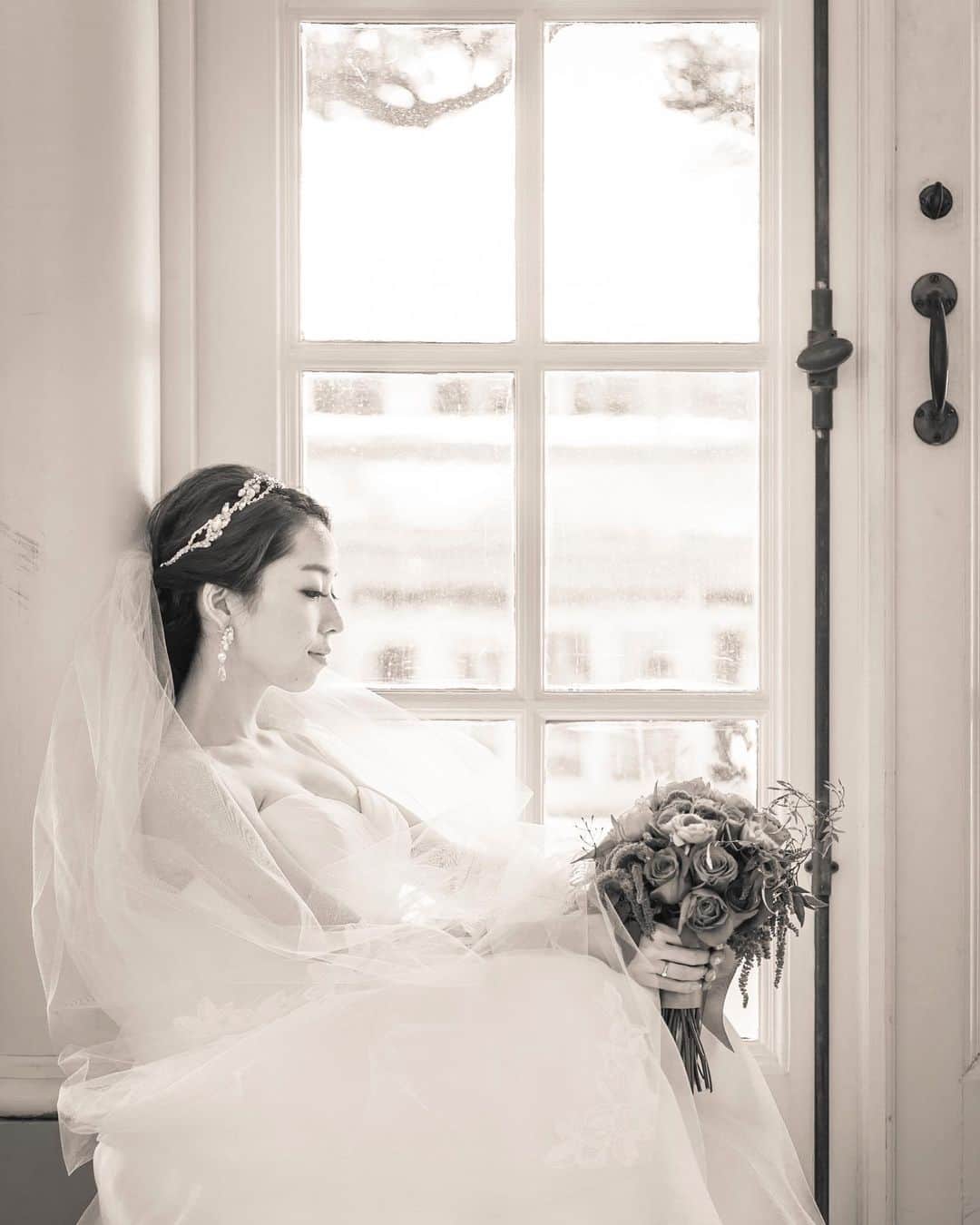 RealWeddingsのインスタグラム：「#ハワイ挙式#ハワイウェディング#ハワイ婚#リゾ婚#リゾ婚ハワイ#海外ウェディング#ハワイ結婚式#プレ花嫁#フォトウェディング#海外挙式#花嫁準備#日本中のプレ花嫁さんと繋がりたい#全国のプレ花嫁さんと繋がりたい#リゾートウェディング#2020秋婚#2020冬婚#2021春婚#結婚式準備﻿ #hawaii#wedding#instawedding#instaphoto#hawaiiwedding#hawaiiweddingplanner#realweddings_hawaii﻿ ﻿ Planning:@realweddings_hawaii﻿ Photo:@iluminiphoto﻿ Hair&Make Up:@bilino_naoko﻿  @bilino_hairmake﻿」