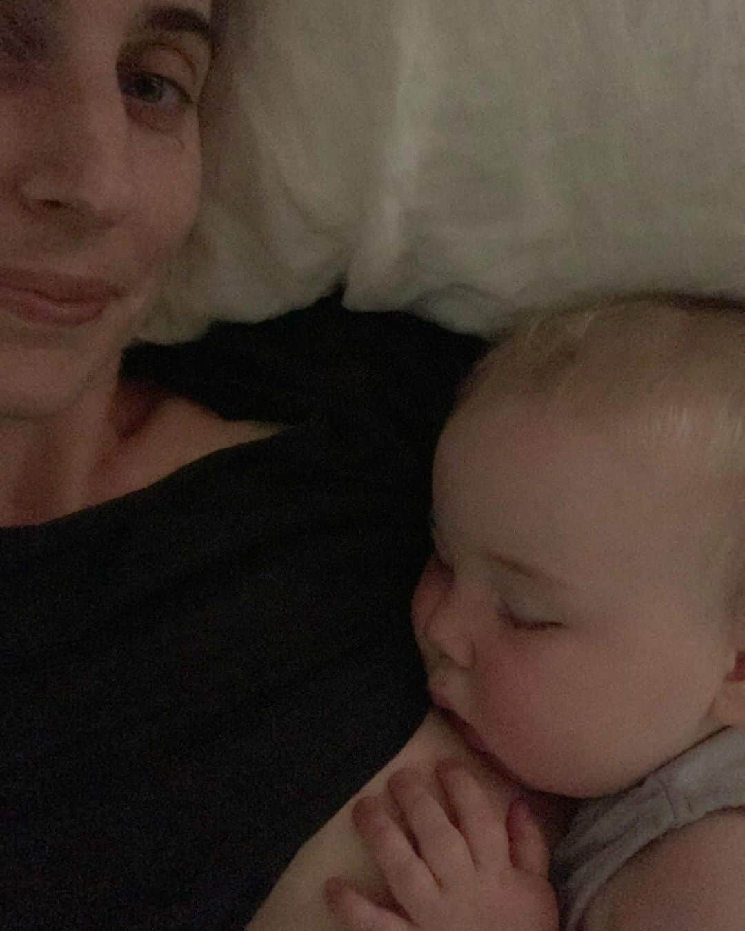 マラ・ロザックさんのインスタグラム写真 - (マラ・ロザックInstagram)「🤍Truly no place I would rather be in this moment. My god motherhood! I’m so grateful to have the women in my life that I do. This incredible community- it’s vital! I will say, it is impossible to know or understand the experience until in it. At least that is how it has been for me! To feel this kind of unconditional love. To feel his pain when he’s upset, to feel his joy when belly laughing. Do you ever learn to not fully take it all on!? Asking for a friend. Ha!」8月11日 13時29分 - mararoszak