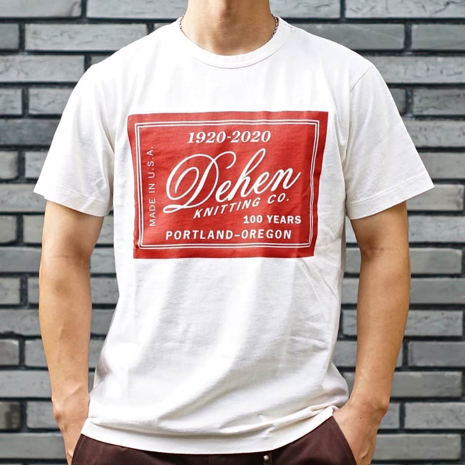 のインスタグラム：「創業100周年を迎えたDEHENからNewデザインのTシャツが入荷しました！ アメリカで製作された肌触りの良いミディアムウェイトのボディに、創業100周年を記念して新たにデザインしたラベルをプリントしています。 カラーは、ナチュラル(生成り)とブラックの2色展開。 一枚での着用は勿論、シャツやアウターのインナーとしてもオススメです！ ※写真のスタッフは身長174cm、体重68kgでMサイズを着用しています。  #DEHEN1920 #DEHEN #100years #anniversary #tshirt #cotton #madeinusa #portland #oregon #usa #authentic #fashion #knitting #dehenjapan #wescojapan #wescoosaka」