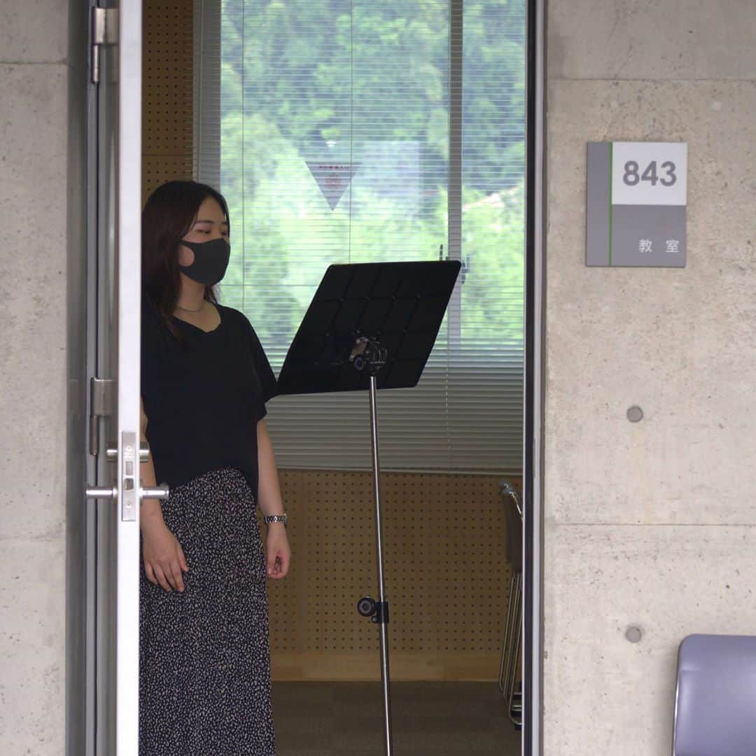 福岡女子短期大学さんのインスタグラム写真 - (福岡女子短期大学Instagram)「こんにちは、福岡女子短期大学です。今日は音楽科鶴田教授の「声楽」レッスン風景をご紹介します。 . 現在は新型コロナウイルス感染症の拡大防止のため、学生と教員が距離をとりレッスンを行なっています。 . 今後も工夫をしながら取り組んでいきます。 . 音楽科の情報は、#福岡女子短期大学音楽科　←こちらのハッシュタグをご覧ください .  この投稿をご覧になって「いいね👍」「役に立った」と思われた方は、 @fukuoka_wjc をフォローをお願いします🥺 . =======[ お知らせ ]======= 福岡女子短期大学の資料（2021大学案内📕）を無料送付中です。本学ホームページ📲からお気軽に申し込みください🌟 ======================= . 子ども学科/健康栄養学科 音楽科/文化教養学科 . 福岡女子短期大学 住所：‪‪‪‪福岡県太宰府市五条四丁目16番‬1号‬‬‬ tel：‪‪‪092-922-4034‬‬‬（代表） . #福岡女子短期大学　#福女短　#福女短スナップ　#コロナに負けるな　#ソーシャルディスタンス　#福岡の短大　#音楽科　#音大生　#声楽　#レッスン　#授業中」8月11日 13時38分 - fukuoka_wjc