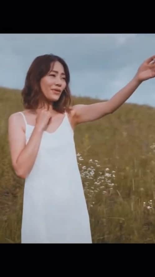 宮本美季のインスタグラム：「‪【MV切り取り企画❸】‬ ‪宮本美季配信シングル「Clap  Snap Swing」  ドローン撮影は初めて。このスケール！テンション上がってきゃあきゃあ言いながらの撮影でした❤️偶然発見した湖も美。浅間山も圧巻でした😍　‬  撮影: Debo Roy  ‪フルバージョンはプロフィールページから是非見てください❤️‬」