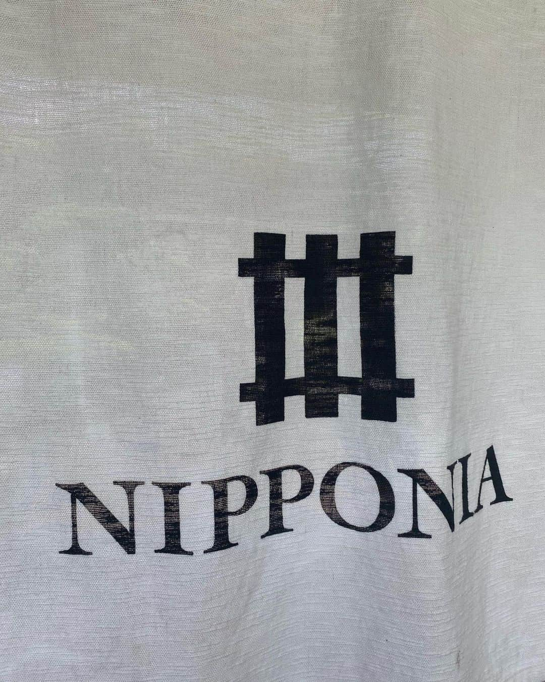 石井亜美さんのインスタグラム写真 - (石井亜美Instagram)「. NIPPONIA 小菅　源流の村「崖の家」 レポート第三弾！ @nipponia_kosuge . 今回は「大家」からの写真をお届け！ 築150年の古民家をリノベーションした客室。 . ここに泊まったらなんてワクワクするだろう！？！？😳 古き良き昔ながらの空気を残しながら、 モダンさが加わった、遊び心もあるお部屋🤦🏼‍♀️🌈 . 大切な人と来るのはもちろん、 ここで編集したり仕事したいなぁ〜 なんて思っちゃいました🤣 さぞかしいいアイディアが生まれるであろう💻！笑 最後の写真「ここで編集したいわー！」って 言ってます。笑 . . #nipponia #kosugemura #yamanashi」8月11日 13時42分 - ami_ishii_