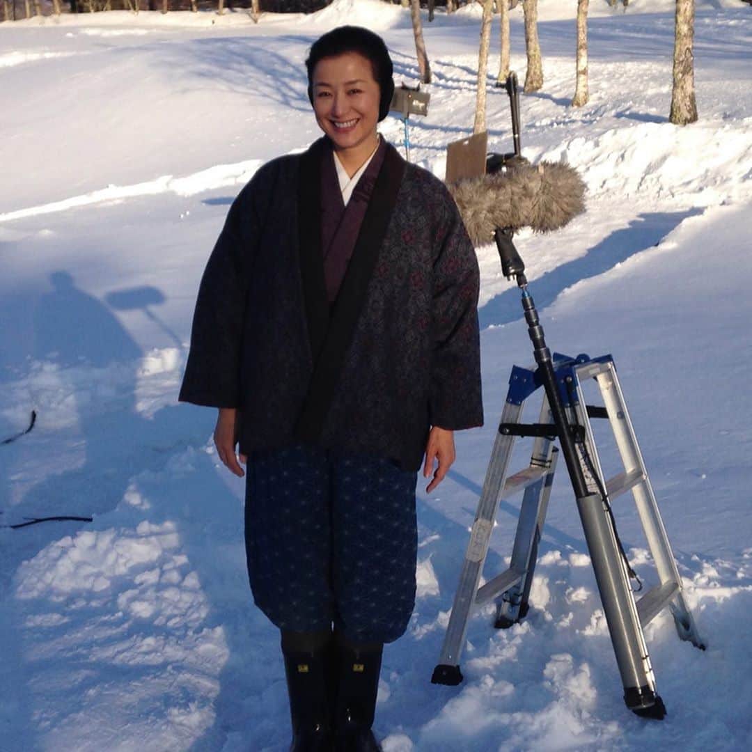 鈴木京香さんのインスタグラム写真 - (鈴木京香Instagram)「本日、鈴木京香は屋外ロケ日。﻿ 暑い日が続いております。﻿ 本日も猛暑日となるところが多いようですね。﻿  ﻿ 猛暑日には雪の画像でクールダウン？﻿ 鈴木京香から「おかあさんの木」撮影時の写真をもらいました。﻿ ﻿ 皆さまもこまめな水分補給を忘れず、﻿ 日差しをガードしながら素敵な午後をお過ごしください。﻿ ﻿ -----﻿ ﻿ #おかあさんの木﻿ #今夜放送﻿ #WOWOW﻿ #平和への祈り﻿ #猛暑のロケ﻿ #極寒のロケ﻿ #今日とは正反対の気温﻿ #未解決の女﻿ #モンペ  #鈴木京香﻿ ﻿ #事務所スタッフ﻿」8月11日 13時42分 - kyokasuzuki_official