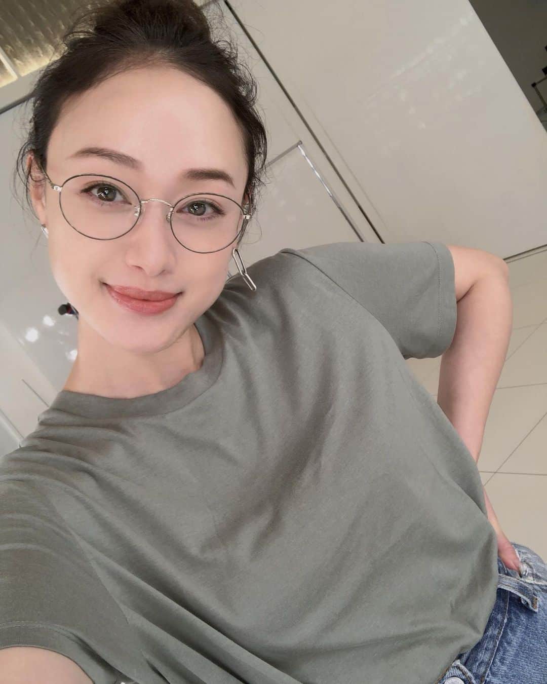 のインスタグラム：「伊達メガネにUVレンズで紫外線対策✨ ◾️ @lavid_eyewear の メガネとレンズ✨✨ ・ レンズの表面だけでなく、 裏面から反射して入る紫外線を効果的にカットするレンズなの😌💕 目からも紫外線が入ってくるので 大活躍アイテムです👌 ・ フレーム⇨ATTRACT フレームカラー⇨オリーブ レンズ⇨FRESH反射防止UVカット99%の伊達眼鏡用レンズ ・ #伊達メガネ #伊達眼鏡 #紫外線対策 #uvカット #uv #uvカットレンズ #lavid #めがね #眼鏡 #instafashion #eyewear #샐스타그램 #셀피 #셀카 #일상 #데일리 #뷰티 #미용 #좋아요 #페션」
