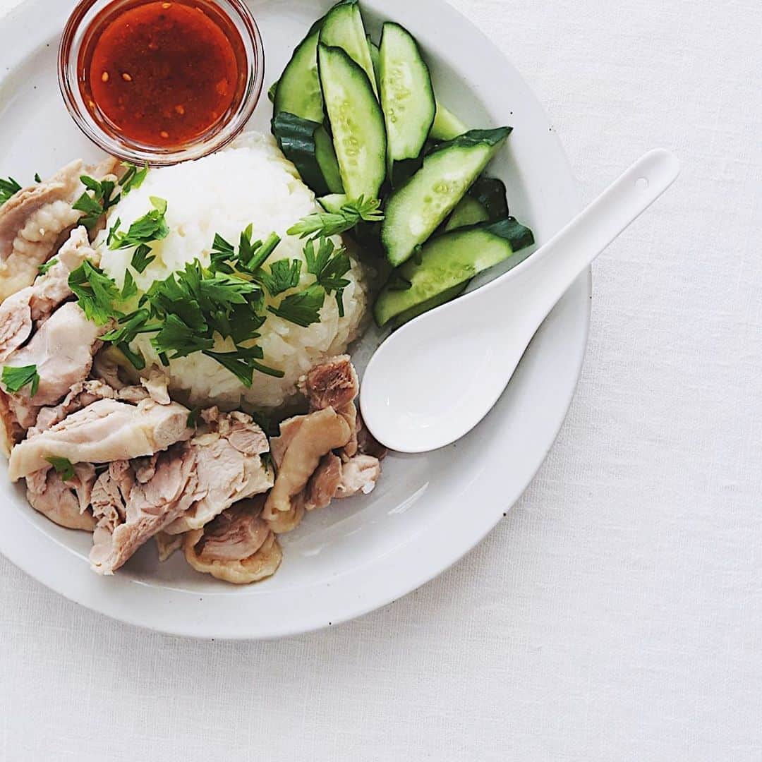 樋口正樹さんのインスタグラム写真 - (樋口正樹Instagram)「Khao man kai . 遅めのランチに カオマンガイで、 鶏肉とごはんを 一緒に炊くやつ。 . 赤いソースには ナンプラー、酢、 ラブパク、ごま、 唐辛子を混ぜて。 . . #お昼ごはん #カオマンガイ #海南鶏飯 #鶏肉料理 #ラブパク #khaomankai #nasiayamhainan」8月11日 14時02分 - higuccini