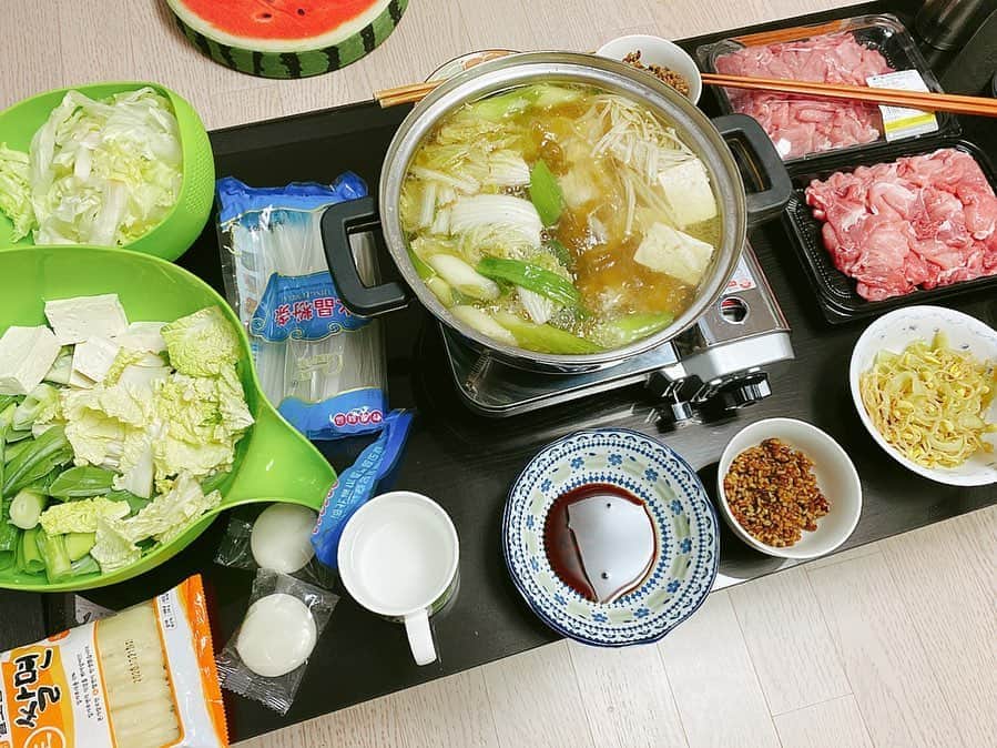 とぎもちさんのインスタグラム写真 - (とぎもちInstagram)「.﻿ 【韓国お家ごはん】﻿ ﻿ わが家のとある日の夕食。﻿ ﻿ 私もくまっちも大好きなしゃぶしゃぶ😍😍﻿ ﻿ お肉は牛肉より豚肉が断然美味しい！﻿ ﻿ 野菜もたっぷり入れて﻿ ツルツルタンミョンやお餅も✨﻿ ﻿ ポン酢とごましゃぶダレで食べました🐷💓 ﻿ ♡﻿ #しゃぶしゃぶ #豚しゃぶ #韓国 #ソウル #韓国おうちごはん  #とぎもち家の食卓 #今日の夜ごはん #とぎもちの夜ごはん #とぎもちしゃぶしゃぶ #샤브샤브 #집밥 #집밥스타그램  日韓夫婦 #한일부부  #먹스타그램 #토기모치 #とぎもちkorea」8月11日 13時55分 - togistagram