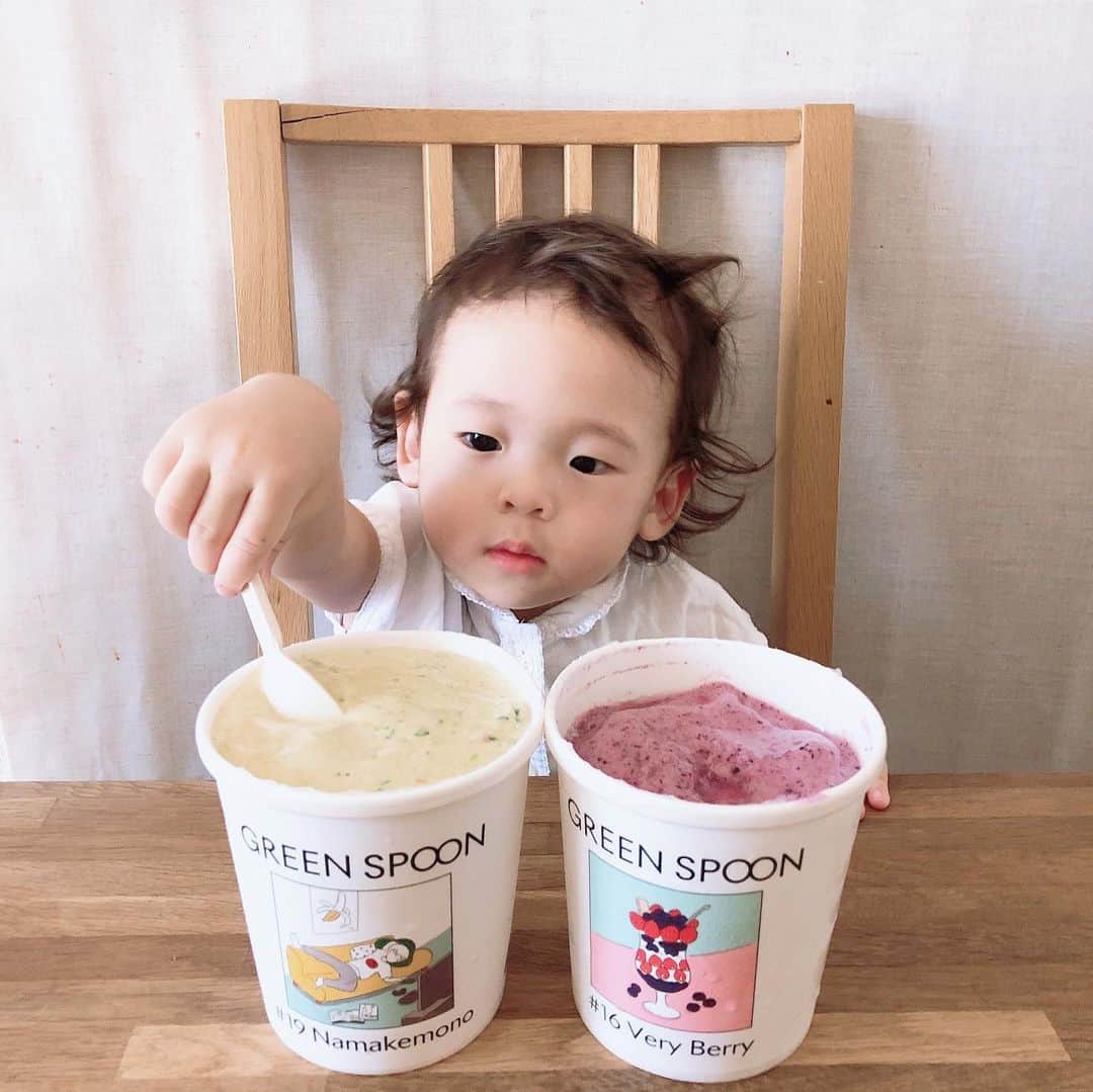 のインスタグラム：「今日の私と娘の朝ごはんはGREEN SPOONのスムージー🍌🥝🍋🍎  今の自分の体調に合った食材が入ったスムージーです。 食べ応え、量、味どれをとっても満点💯  定額制サービスなんだけど、18日まで新宿伊勢丹2Fでポップアップストアがやっていたからそこでお試し4個セットが買えたよ🥰  ・甘酒 ・グリンピース ・ケール ・オレンジ ・セロリ ・バナナ  私は #19namaknmono がお気に入り💓  無添加だから息子にもいいかも👶🏻  #スムージー #greenspoon #朝ごはん #summervacation」