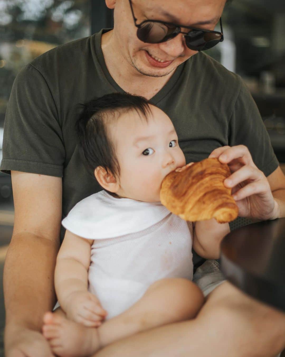 MOMOツインズのインスタグラム：「I’m only keen on croissants that are as big as my face 🥐  #snackòclock」