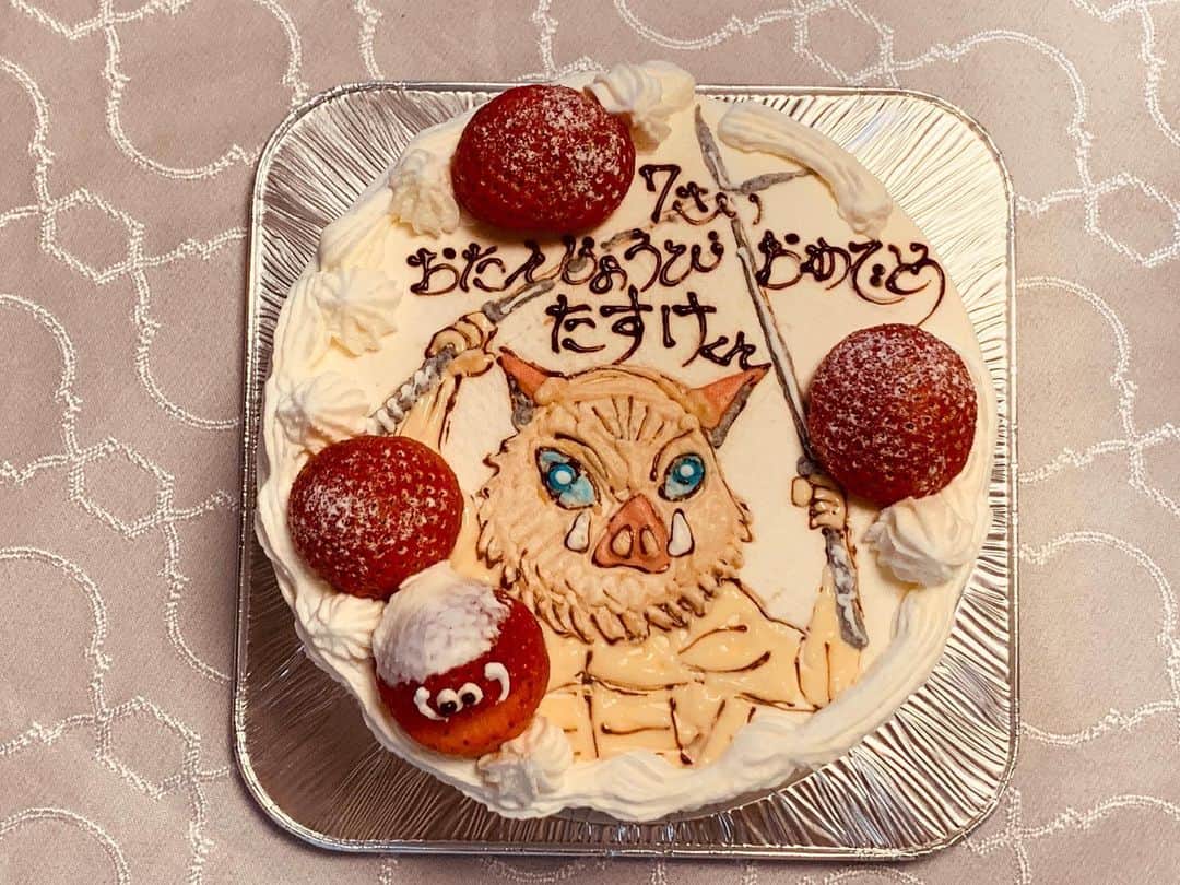 阿部浩貴さんのインスタグラム写真 - (阿部浩貴Instagram)「‪昨日は次男太助の7歳の誕生日でした！‬ ‪ケーキは今ハマってる鬼滅の刃の‬ ‪伊之助！‬ ‪伊之助イケメンなのに、イノシシ被ってる姿が好きみたい。‬ ‪#鬼滅の刃‬ ‪#嘴平伊之助‬」8月11日 13時55分 - updown_abe